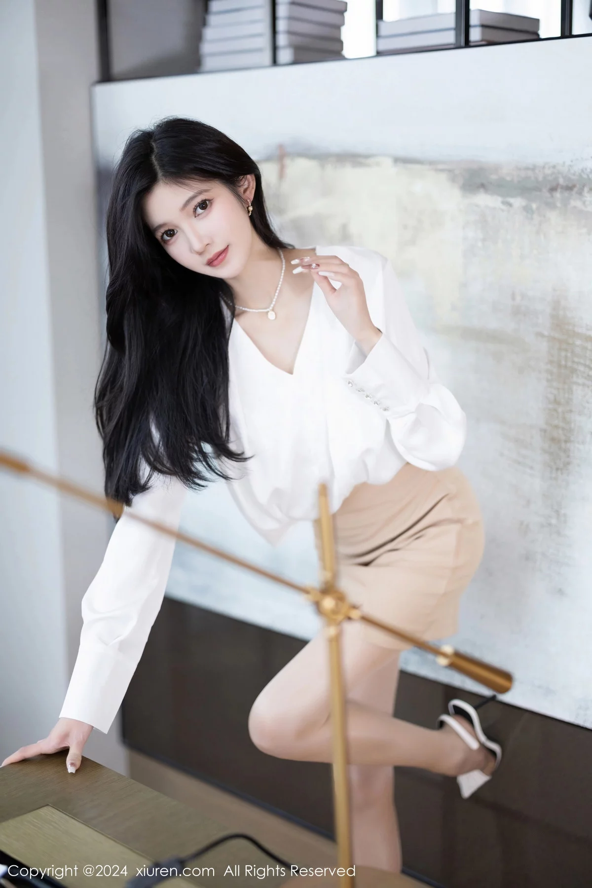 XiuRen第7906期_模特程程程白上衣配杏色短裙露性感白色内衣秀苗条身材迷人写真82P