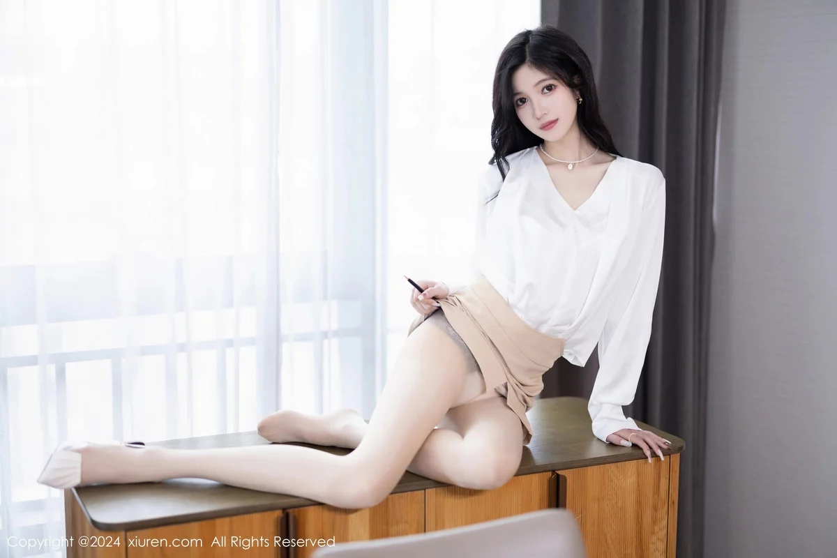 XiuRen第7906期_模特程程程白上衣配杏色短裙露性感白色内衣秀苗条身材迷人写真82P