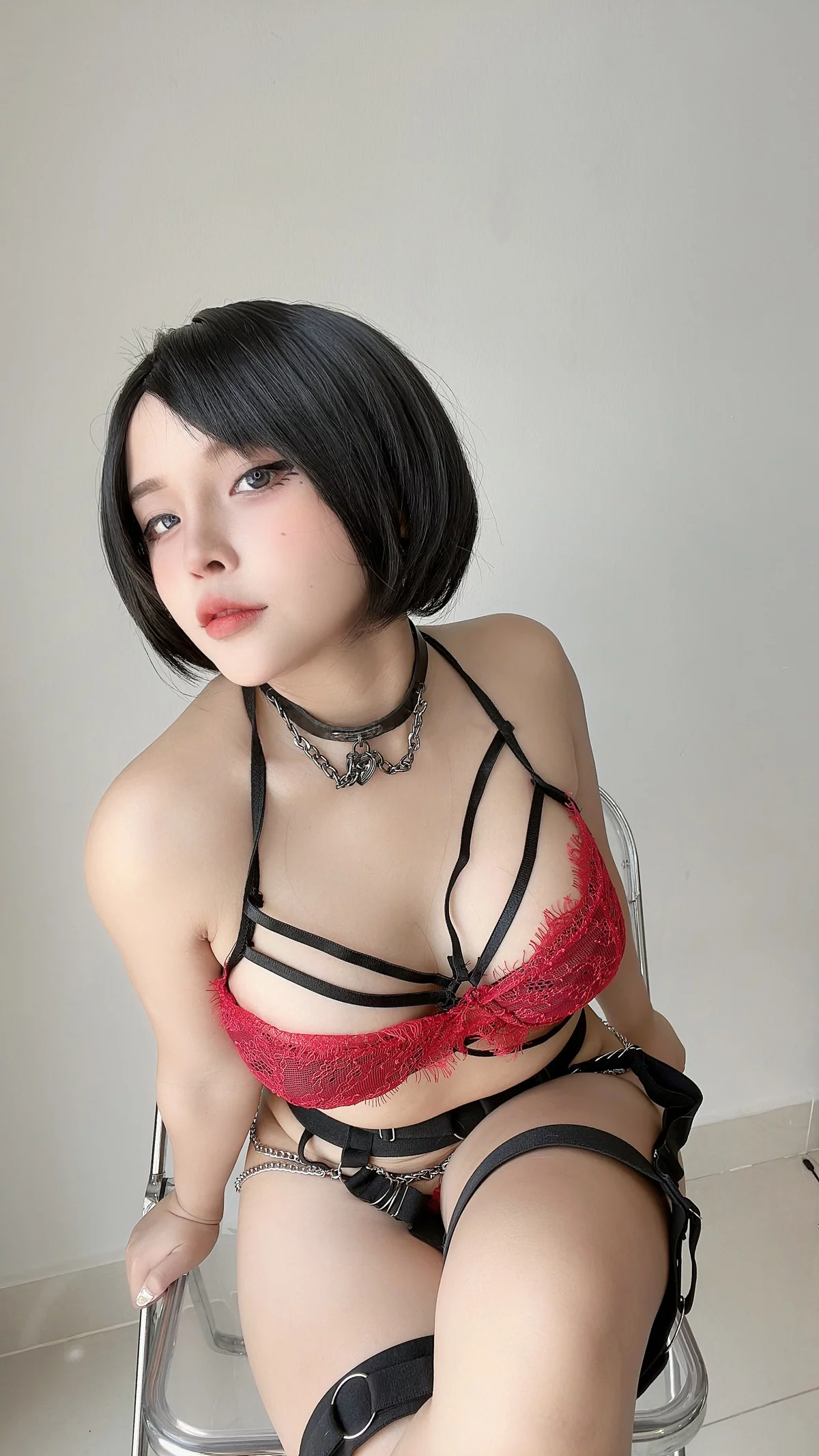 越南Coser美女Sayo Momo秘密任务主题性感间谍装扮红黑蕾丝内衣秀惹火身材诱惑写真45P