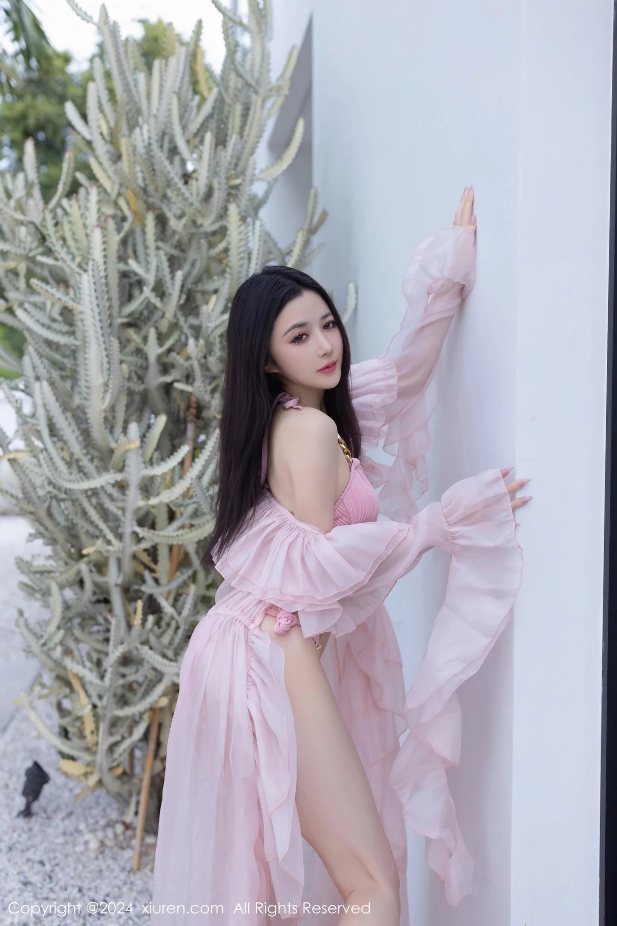 XiuRen第7920期_模特鱼子酱Fish泳池边性感粉色比基尼服饰秀曼妙身姿诱惑写真81P