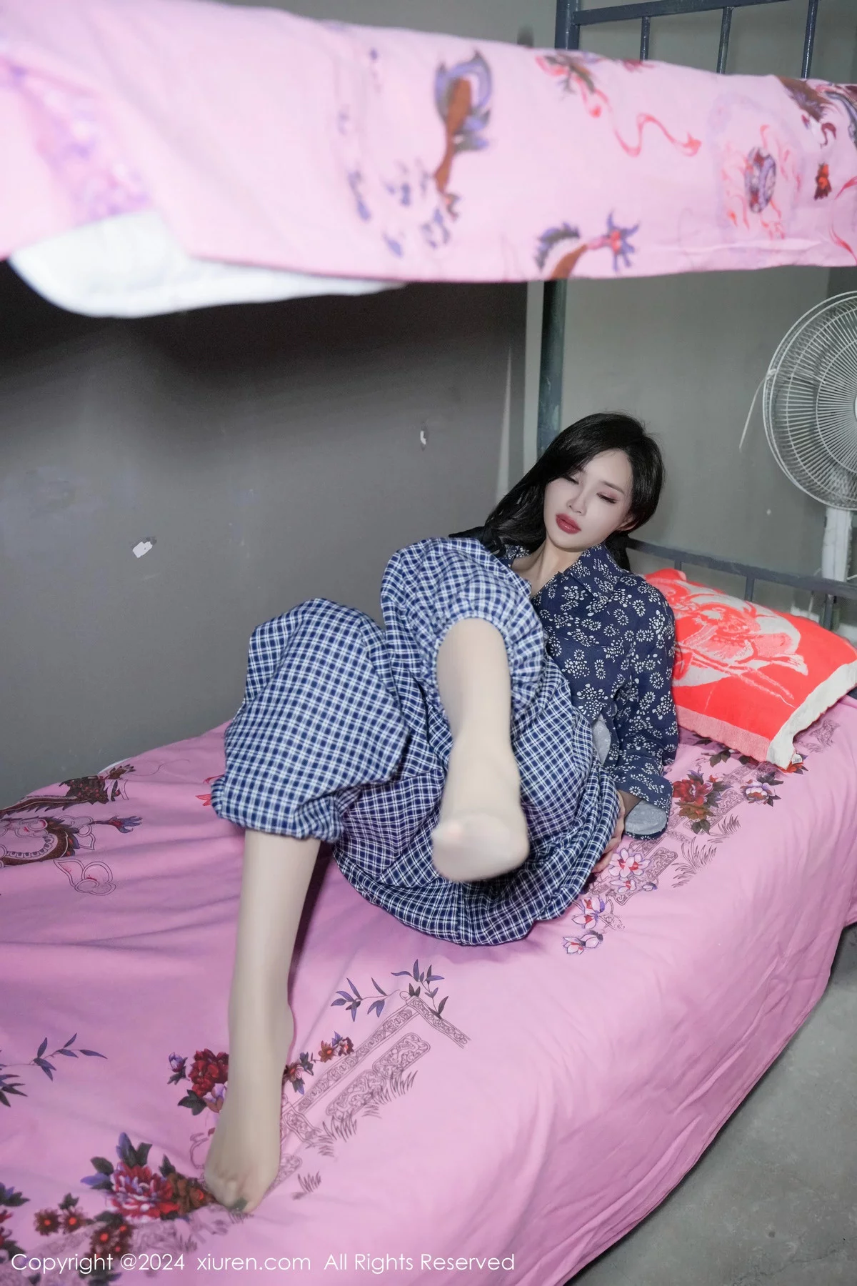 XiuRen第7915期_女神Carol周妍希宿舍拍摄私房床上超薄肉丝秀翘臀美腿诱惑写真86P