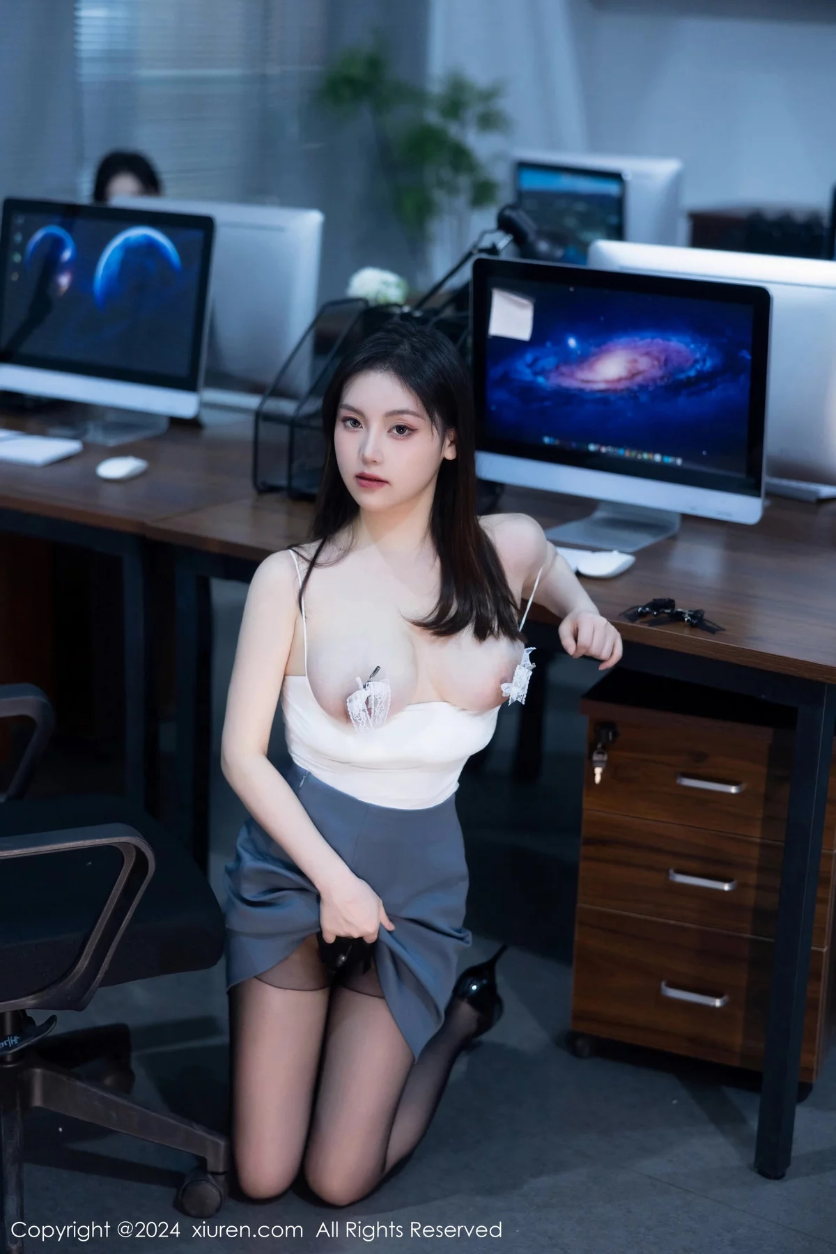 XiuRen第7923期_模特合集公司场景豆瓣酱性感OL装扮配超薄黑丝完美诱惑写真104P