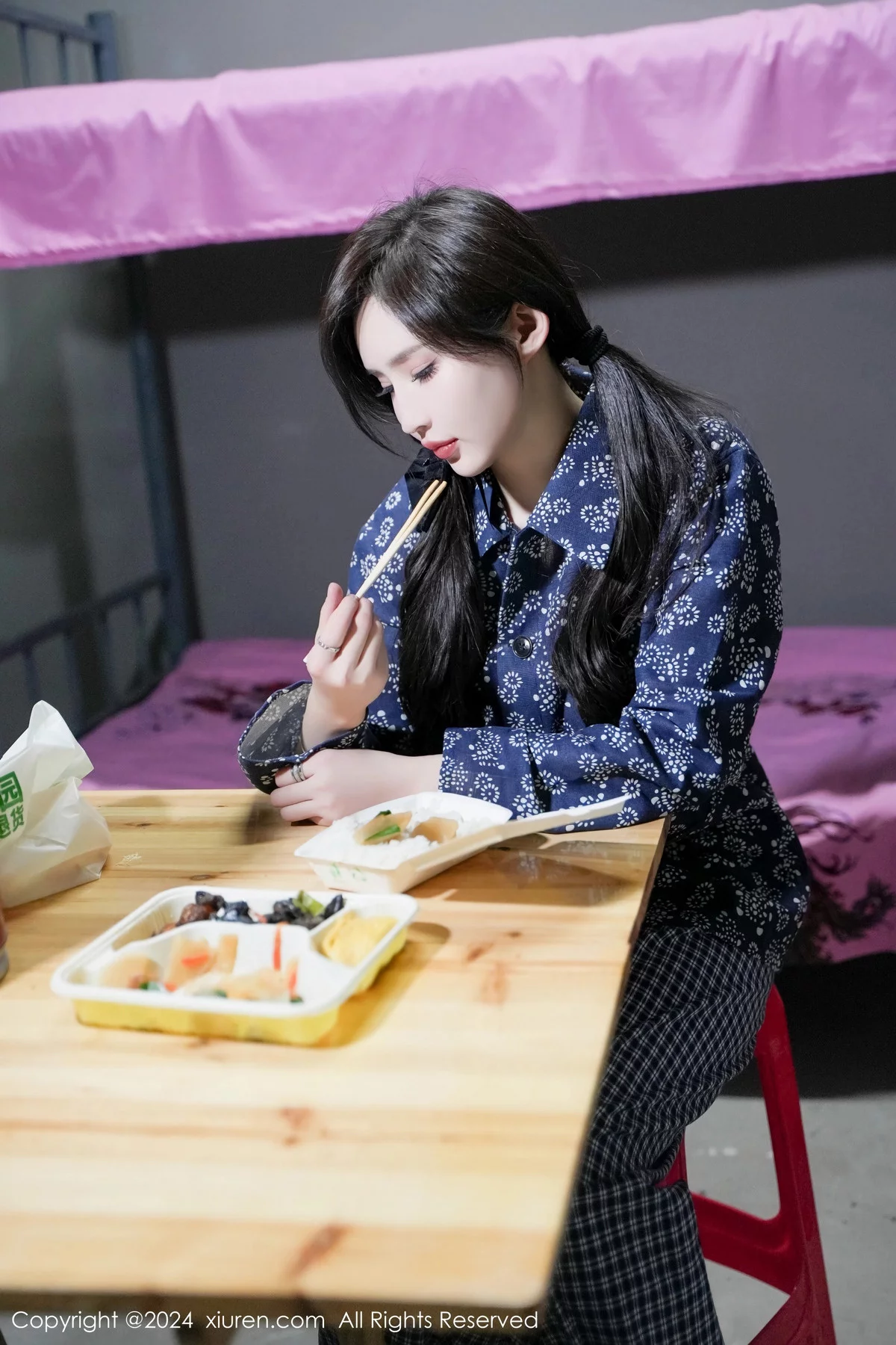 XiuRen第7915期_女神Carol周妍希宿舍拍摄私房床上超薄肉丝秀翘臀美腿诱惑写真86P
