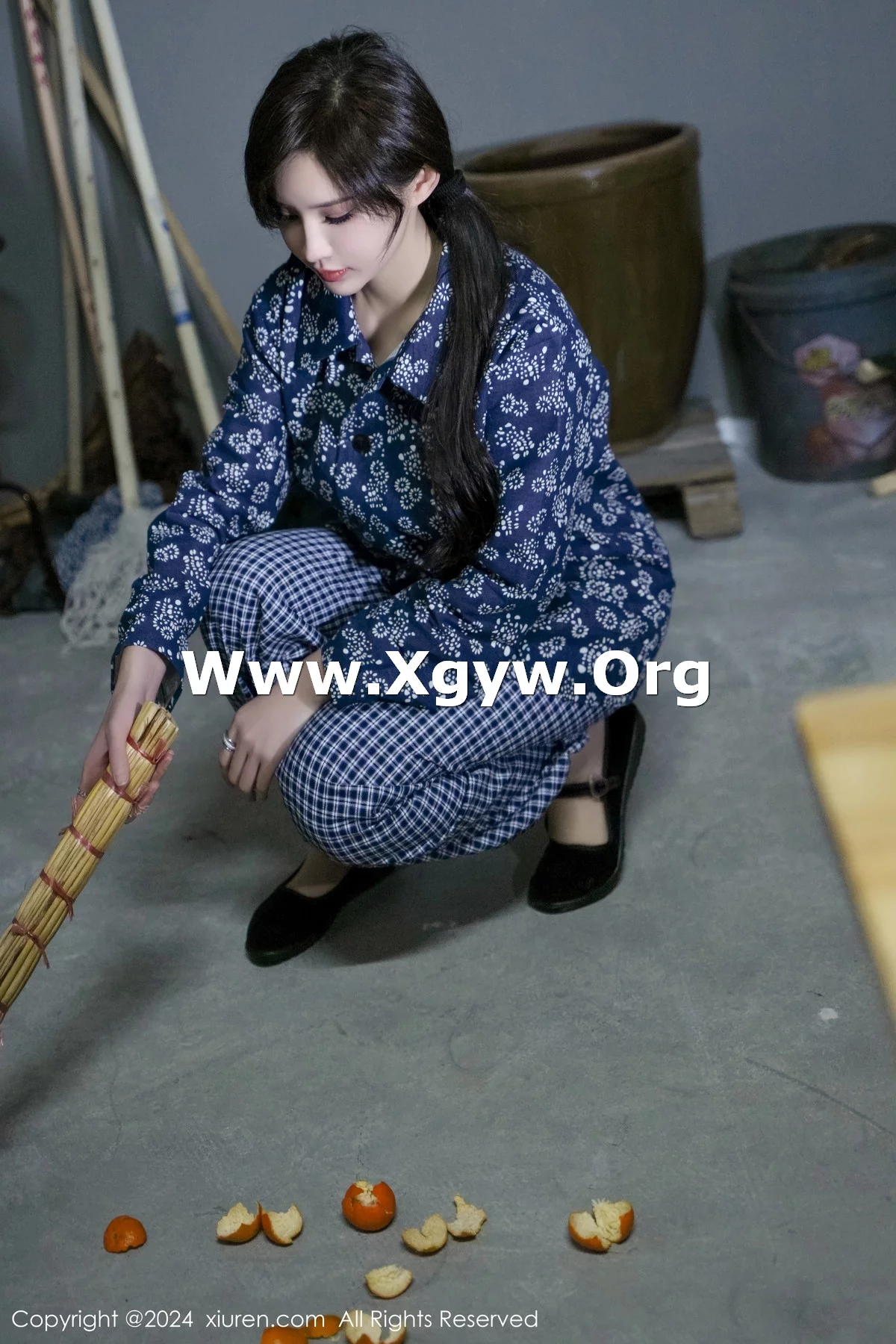 XiuRen第7915期_女神Carol周妍希宿舍拍摄私房床上超薄肉丝秀翘臀美腿诱惑写真86P