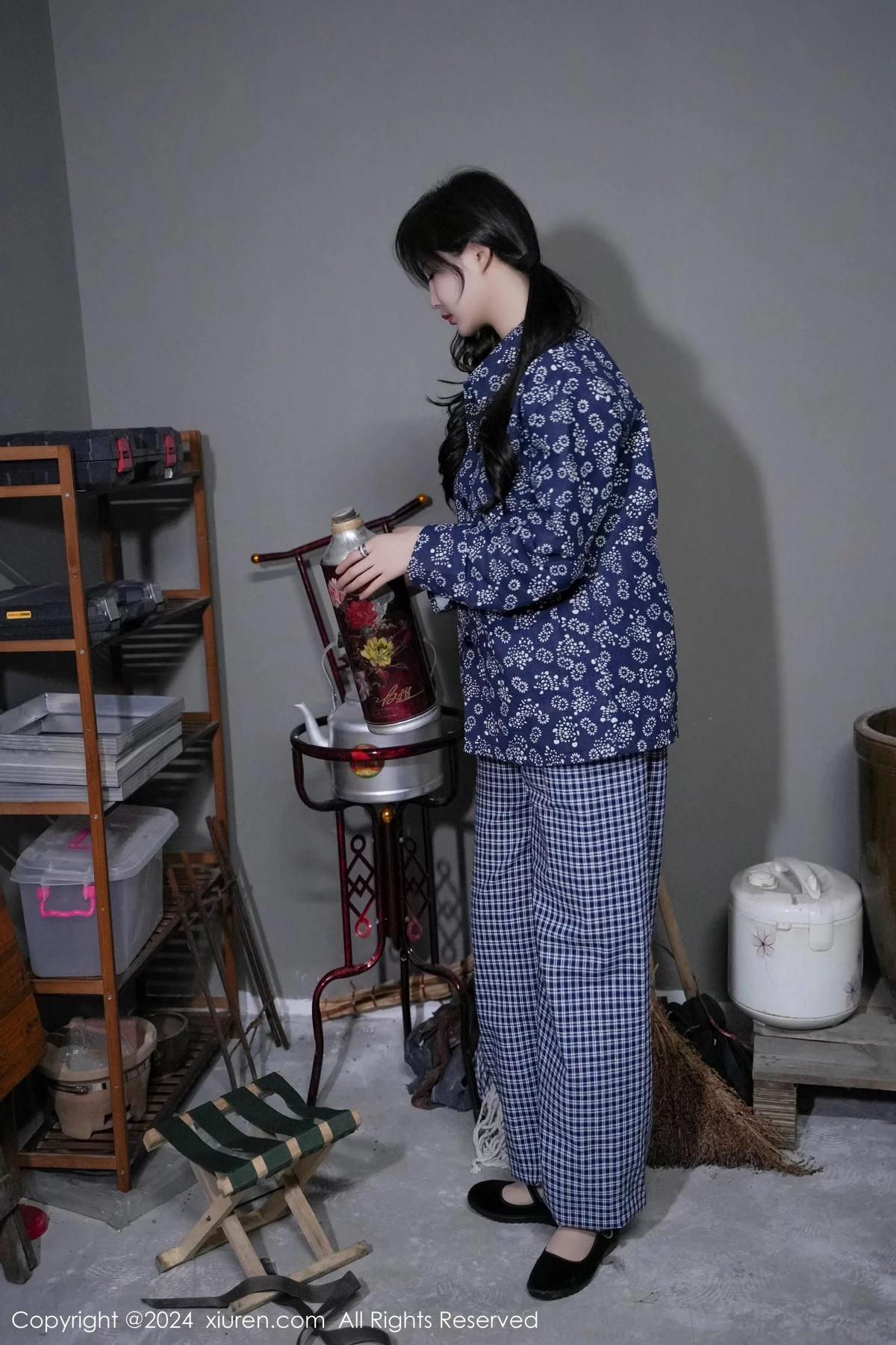 XiuRen第7915期_女神Carol周妍希宿舍拍摄私房床上超薄肉丝秀翘臀美腿诱惑写真86P