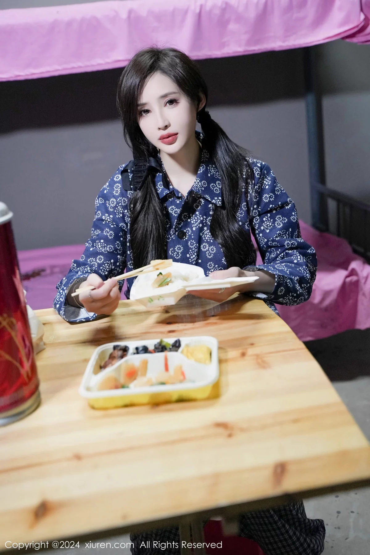 XiuRen第7915期_女神Carol周妍希宿舍拍摄私房床上超薄肉丝秀翘臀美腿诱惑写真86P