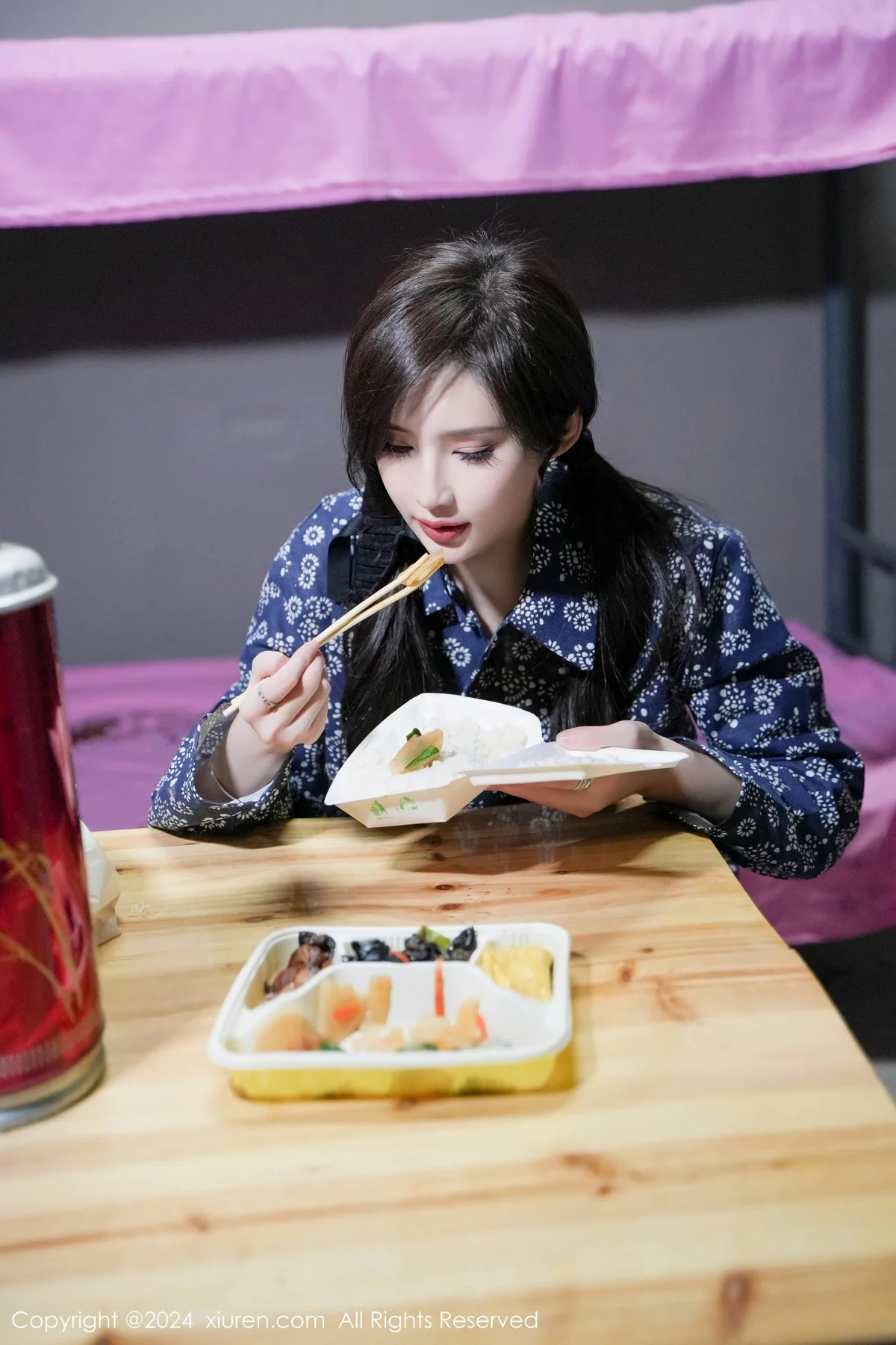 XiuRen第7915期_女神Carol周妍希宿舍拍摄私房床上超薄肉丝秀翘臀美腿诱惑写真86P