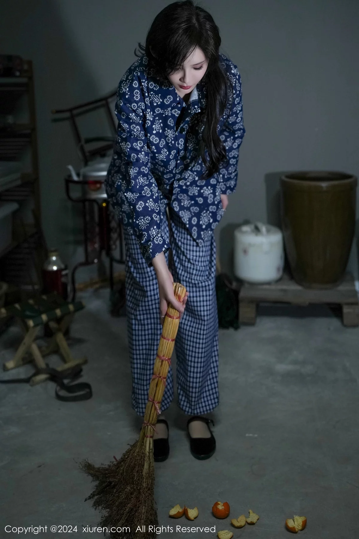 XiuRen第7915期_女神Carol周妍希宿舍拍摄私房床上超薄肉丝秀翘臀美腿诱惑写真86P