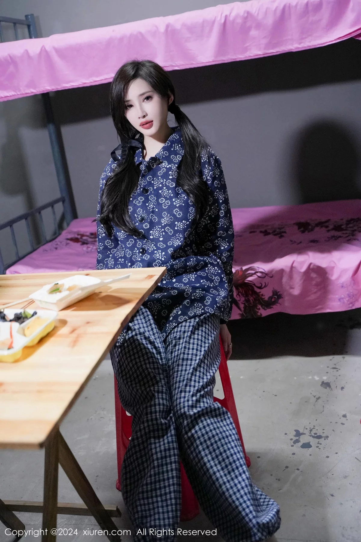 XiuRen第7915期_女神Carol周妍希宿舍拍摄私房床上超薄肉丝秀翘臀美腿诱惑写真86P
