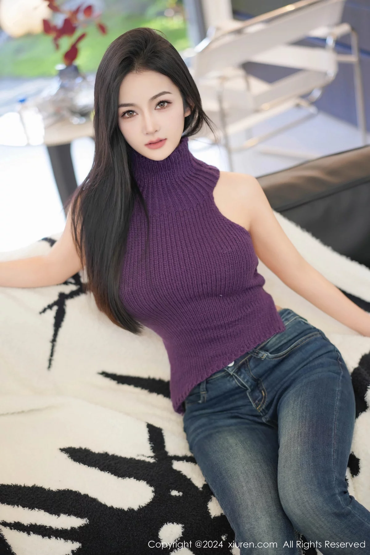 XiuRen第7918期_模特谭小灵性感紫色上衣配牛仔裤露超薄肉丝秀丰腴身姿诱惑写真75P