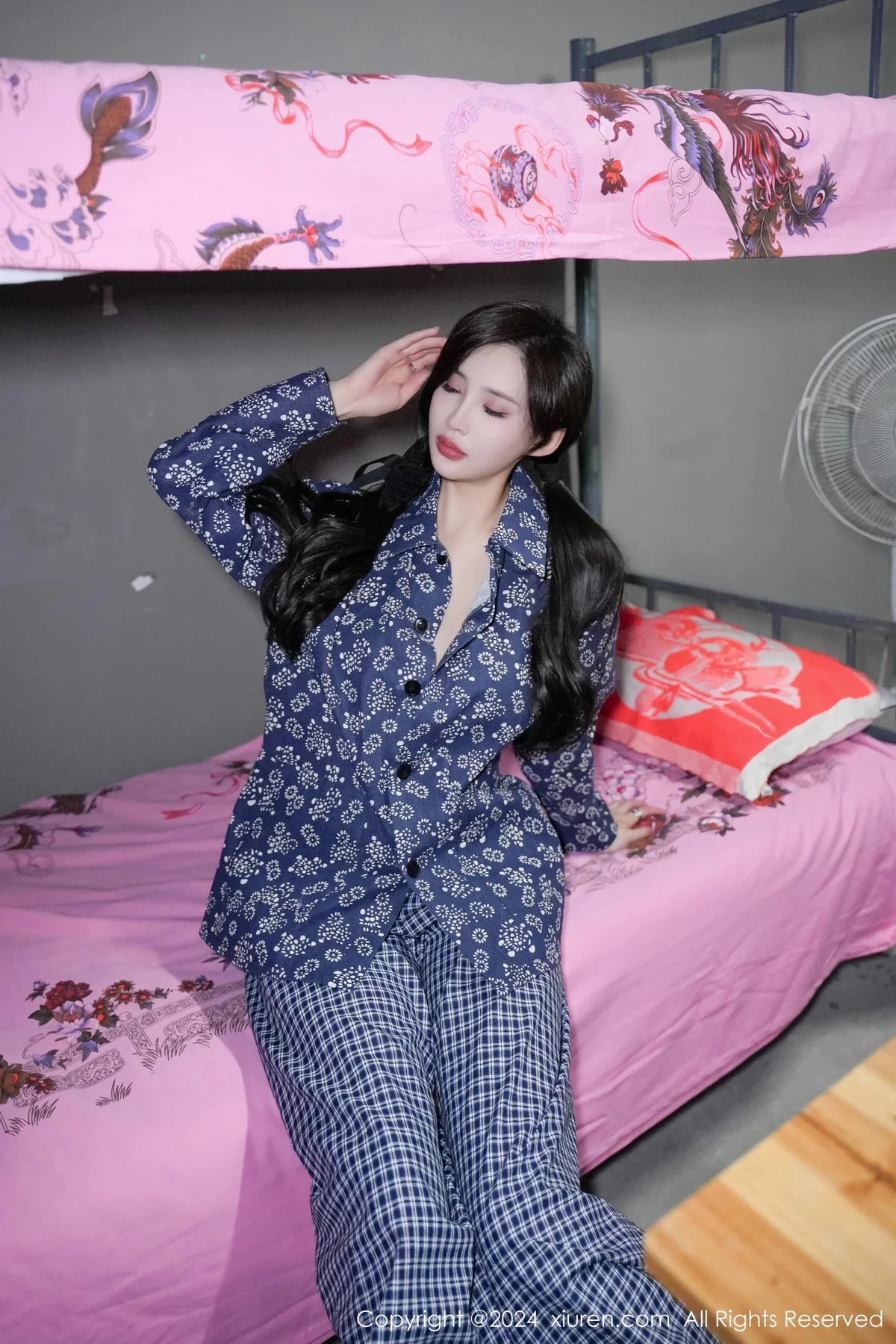 XiuRen第7915期_女神Carol周妍希宿舍拍摄私房床上超薄肉丝秀翘臀美腿诱惑写真86P
