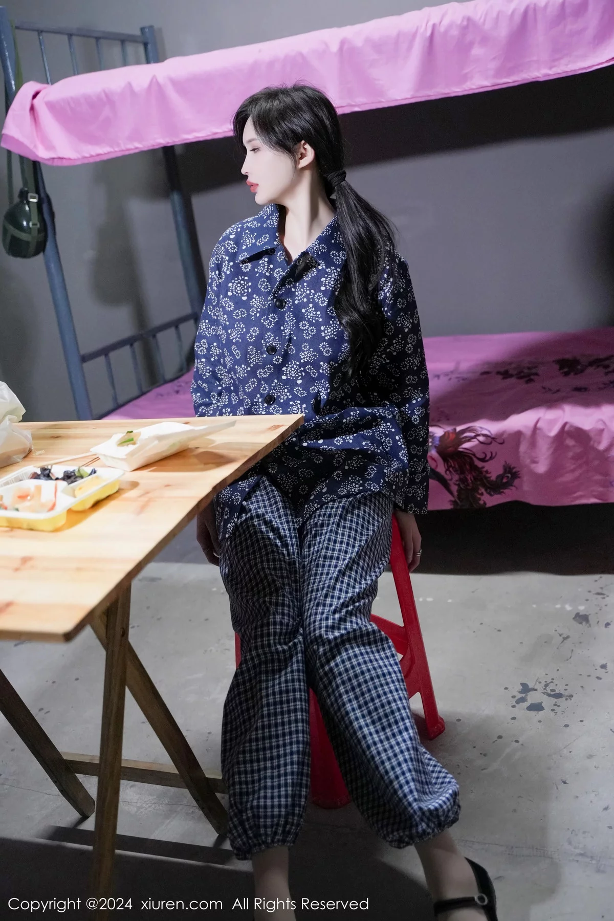 XiuRen第7915期_女神Carol周妍希宿舍拍摄私房床上超薄肉丝秀翘臀美腿诱惑写真86P
