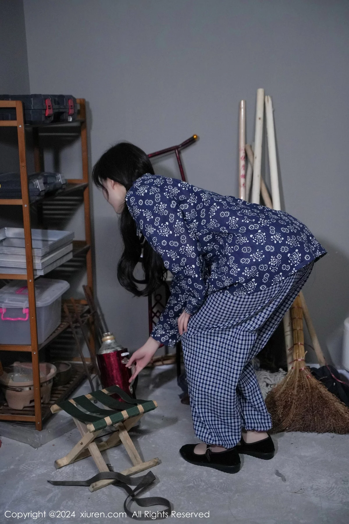 XiuRen第7915期_女神Carol周妍希宿舍拍摄私房床上超薄肉丝秀翘臀美腿诱惑写真86P