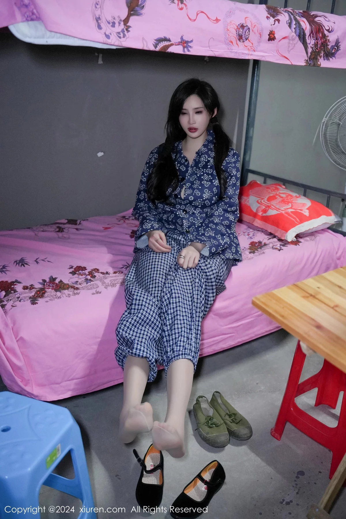 XiuRen第7915期_女神Carol周妍希宿舍拍摄私房床上超薄肉丝秀翘臀美腿诱惑写真86P