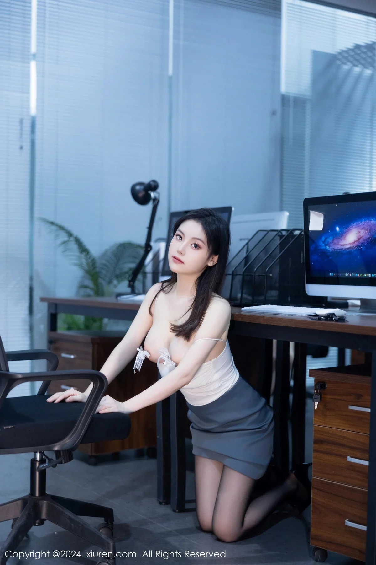XiuRen第7923期_模特合集公司场景豆瓣酱性感OL装扮配超薄黑丝完美诱惑写真104P