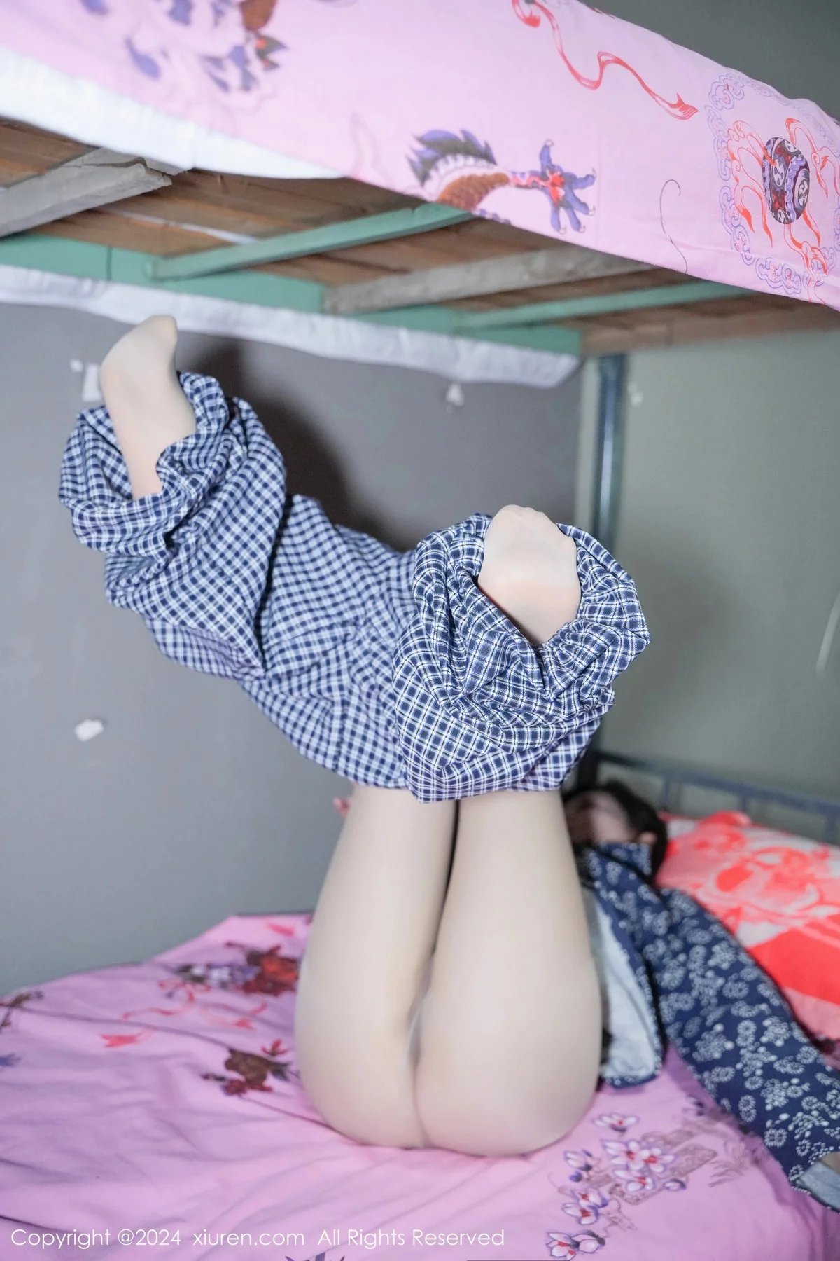 XiuRen第7915期_女神Carol周妍希宿舍拍摄私房床上超薄肉丝秀翘臀美腿诱惑写真86P