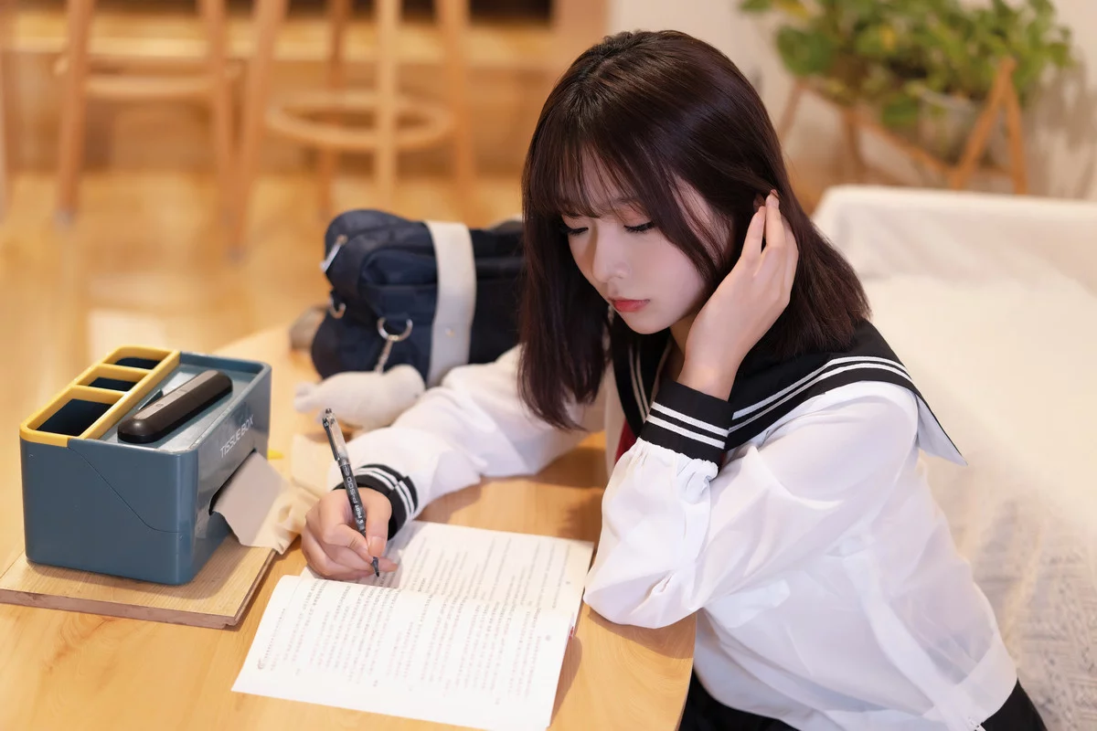 网络美女yuuhui玉汇约会我的女学生主题脱学妹制服露白色内衣秀丰满身材诱惑写真101P