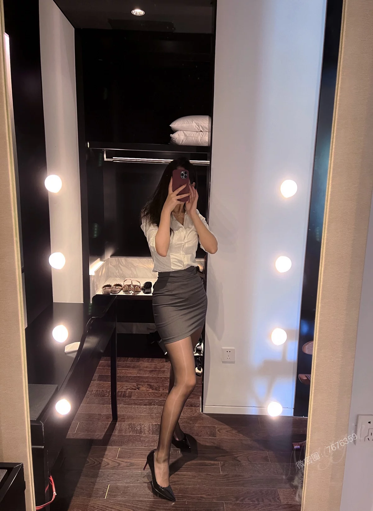 网络美女安乔乔儿小秘书来了主题性感白T配灰色短裙露闪亮黑丝秀美腿诱惑写真77P