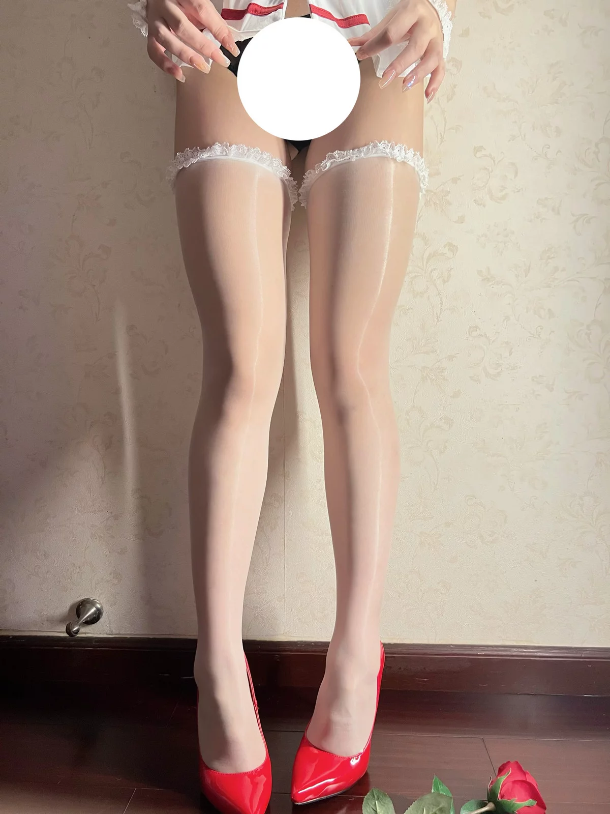 网红美女可可西yyy护士姐姐主题居家自拍性感情趣护士装配白丝袜秀美腿诱惑写真50P