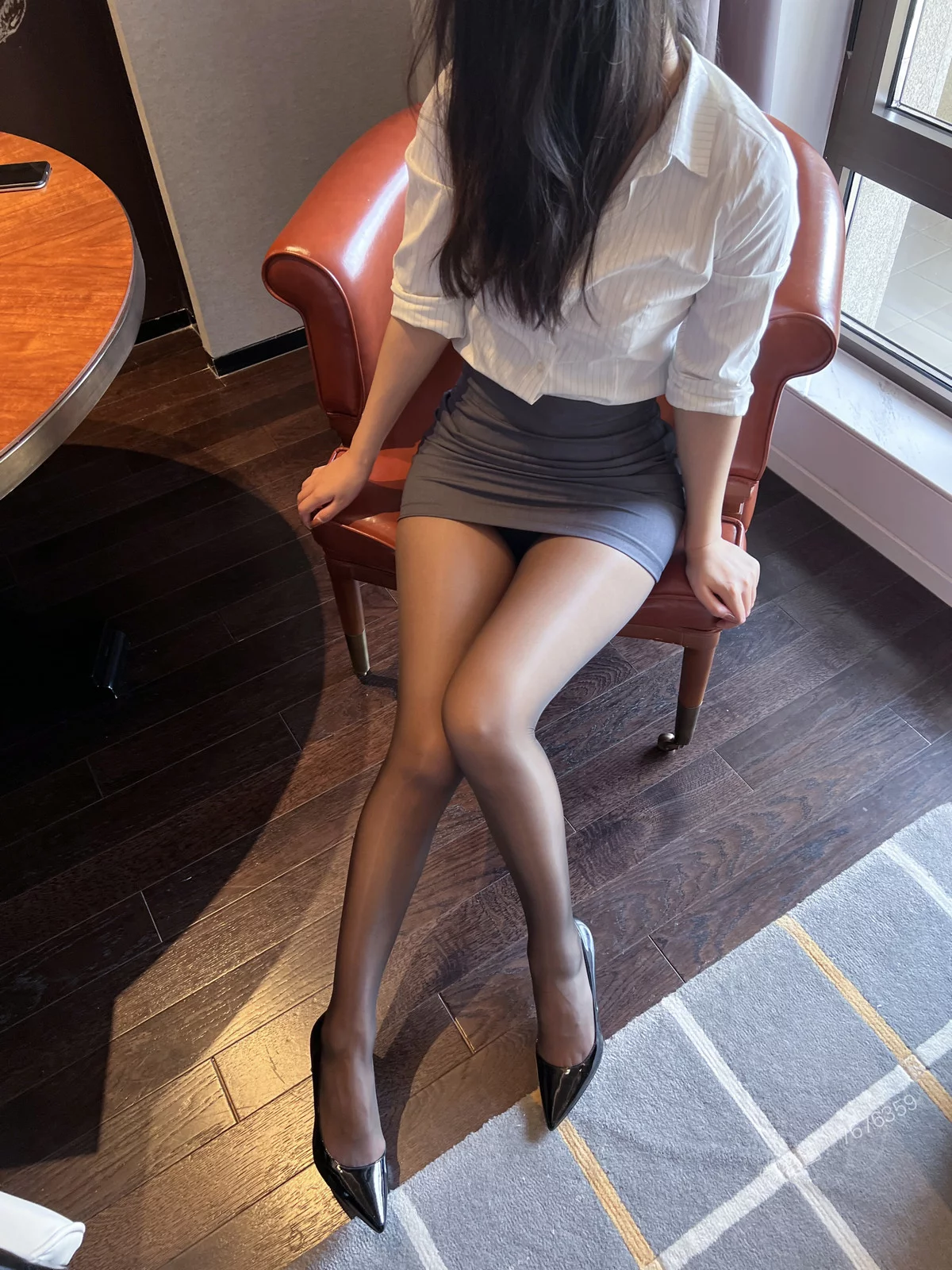 网络美女安乔乔儿小秘书来了主题性感白T配灰色短裙露闪亮黑丝秀美腿诱惑写真77P