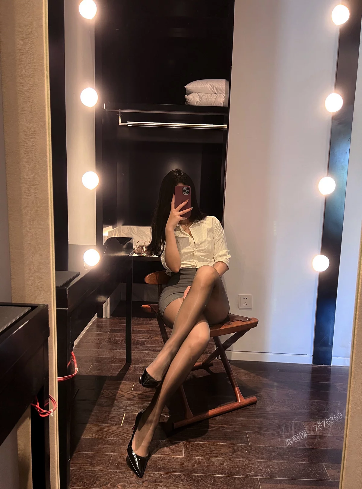 网络美女安乔乔儿小秘书来了主题性感白T配灰色短裙露闪亮黑丝秀美腿诱惑写真77P