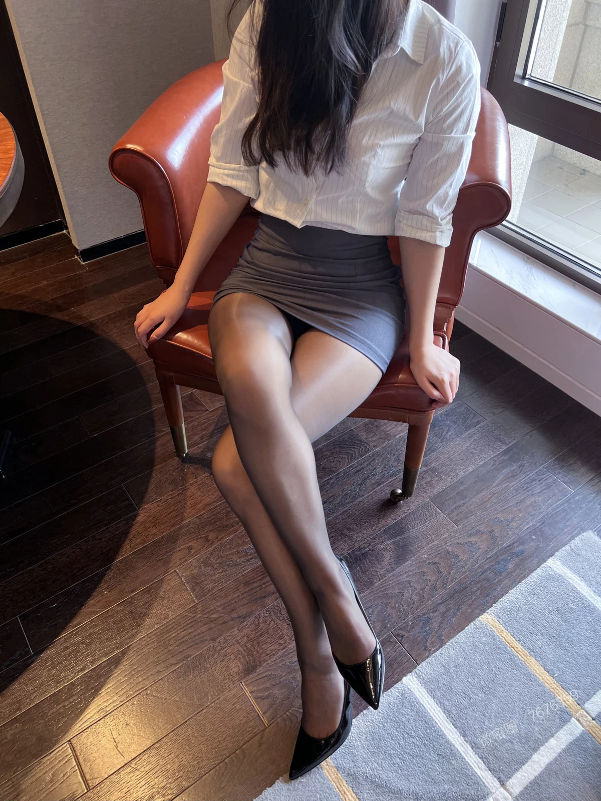 网络美女安乔乔儿小秘书来了主题性感白T配灰色短裙露闪亮黑丝秀美腿诱惑写真77P