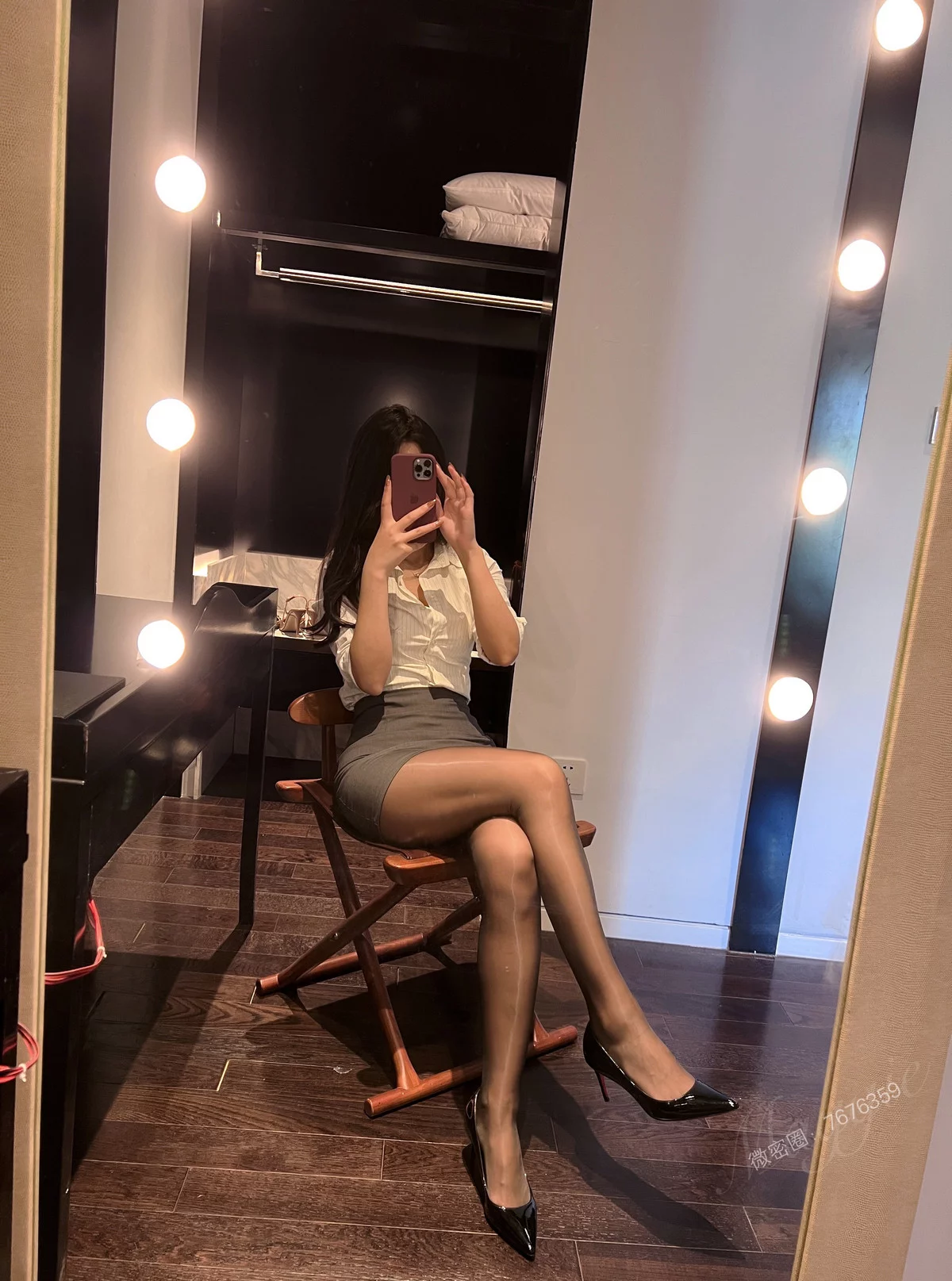 网络美女安乔乔儿小秘书来了主题性感白T配灰色短裙露闪亮黑丝秀美腿诱惑写真77P