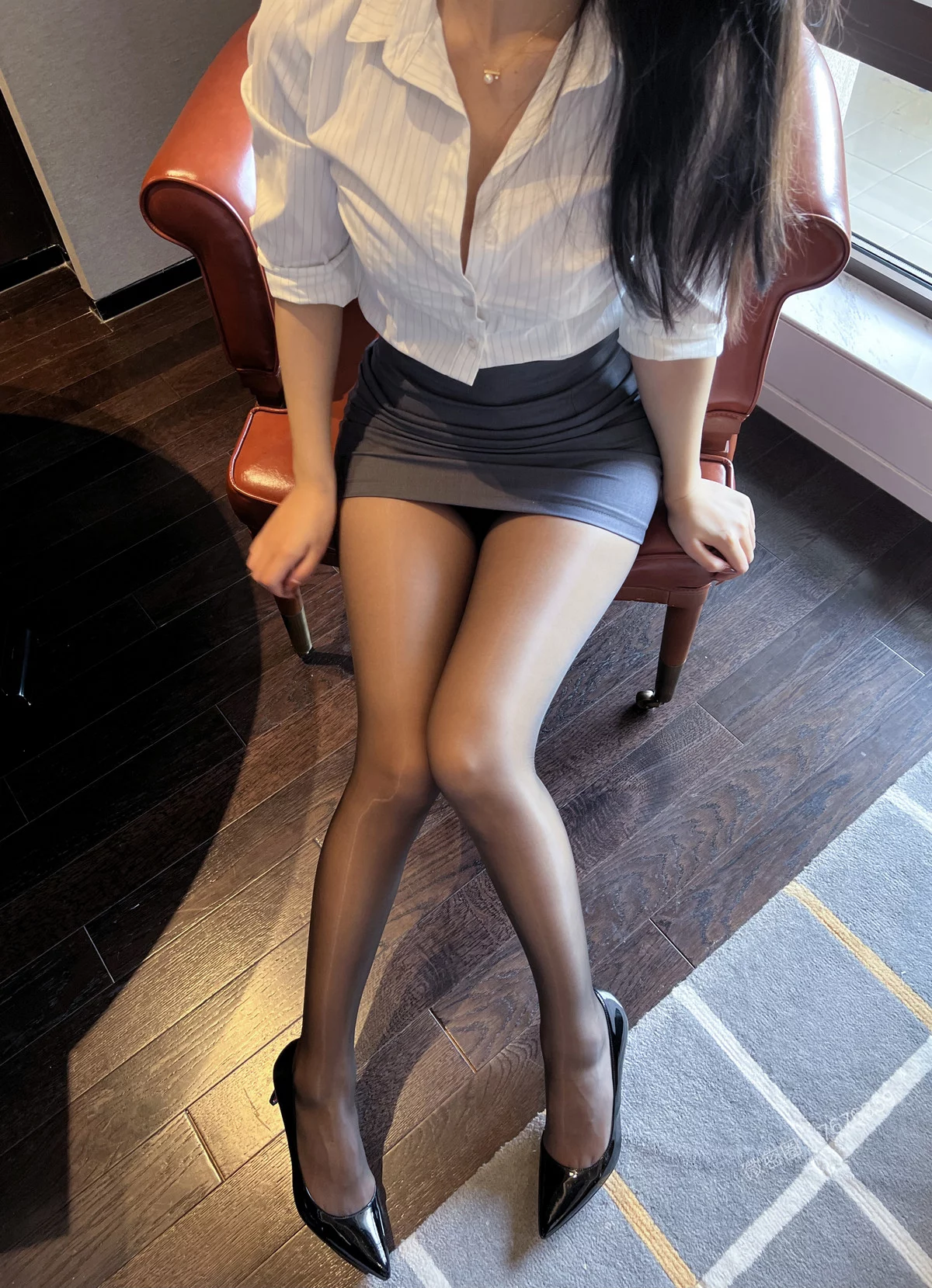 网络美女安乔乔儿小秘书来了主题性感白T配灰色短裙露闪亮黑丝秀美腿诱惑写真77P