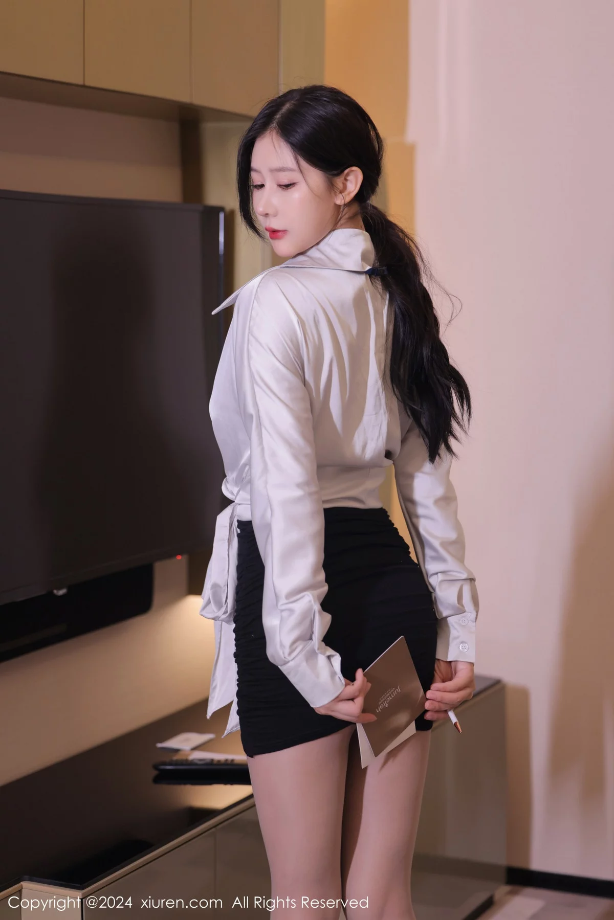 XiuRen第7926期_模特尹甜甜浅色衬衫配黑短裙露性感内衣超薄灰丝秀翘臀诱惑写真72P