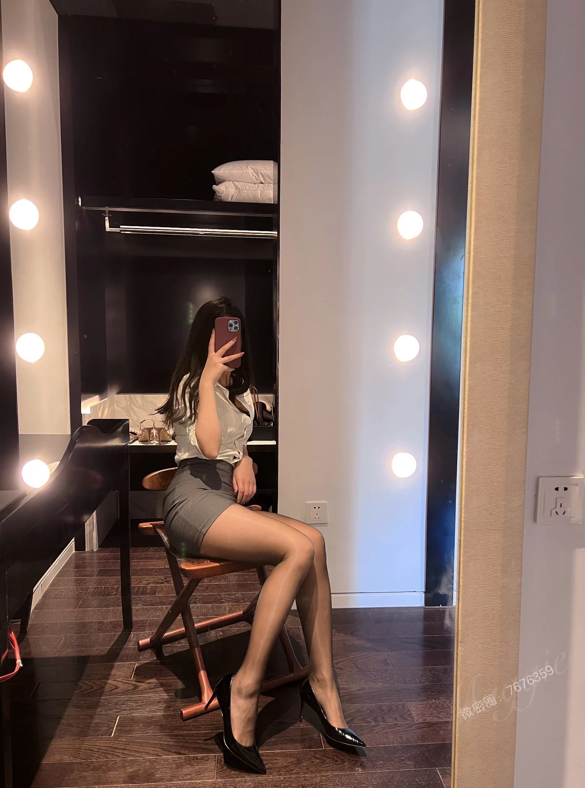 网络美女安乔乔儿小秘书来了主题性感白T配灰色短裙露闪亮黑丝秀美腿诱惑写真77P