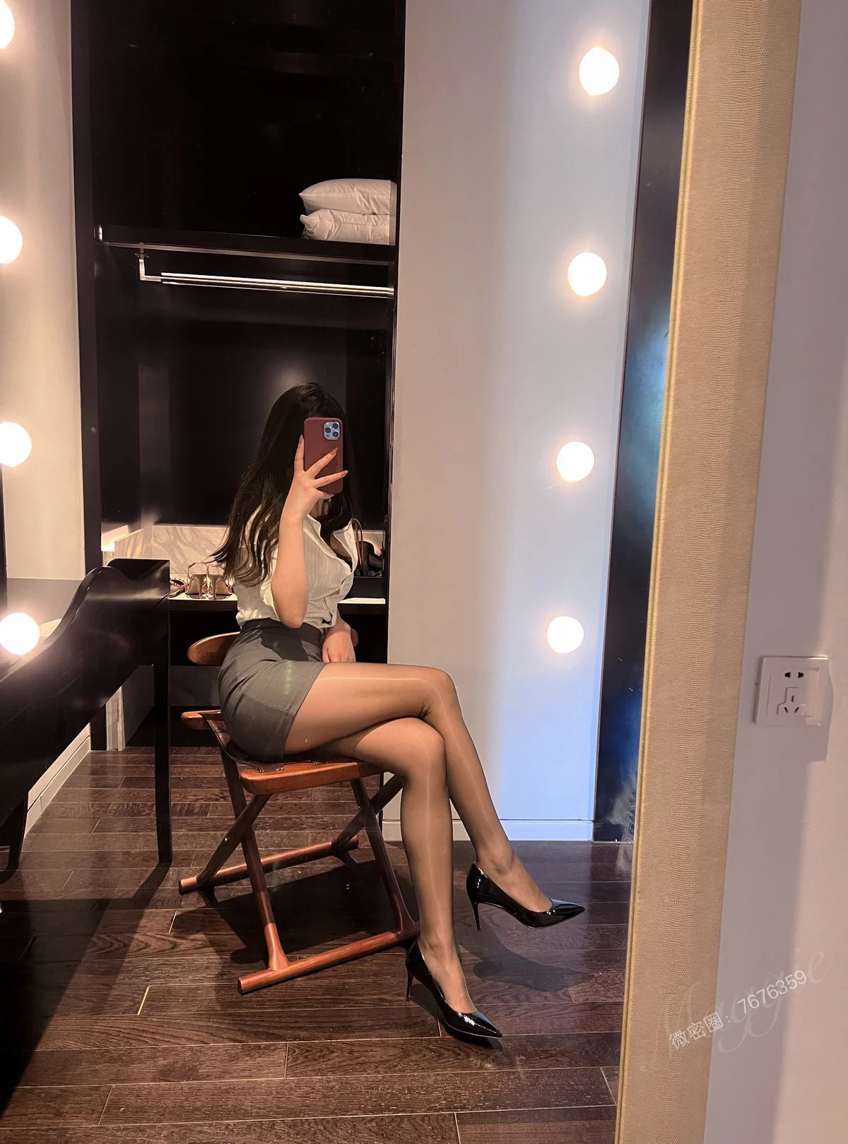 网络美女安乔乔儿小秘书来了主题性感白T配灰色短裙露闪亮黑丝秀美腿诱惑写真77P