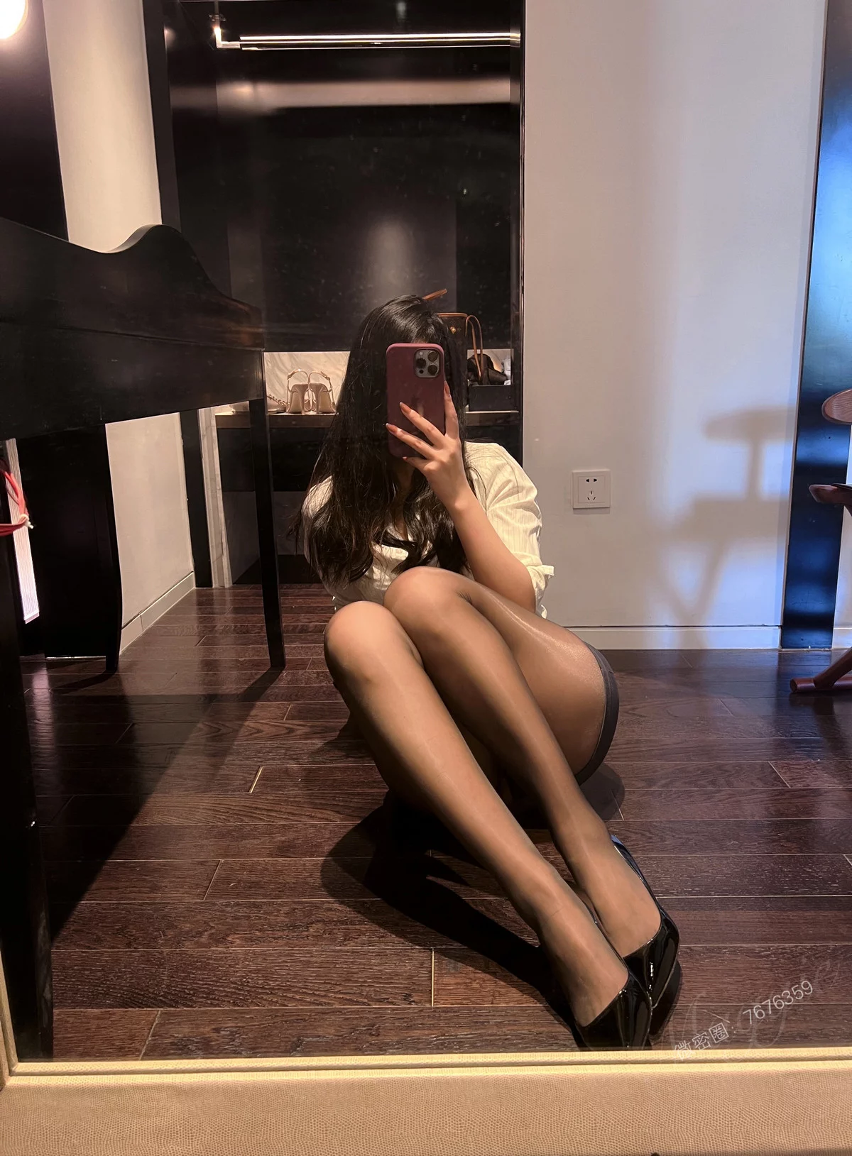 网络美女安乔乔儿小秘书来了主题性感白T配灰色短裙露闪亮黑丝秀美腿诱惑写真77P