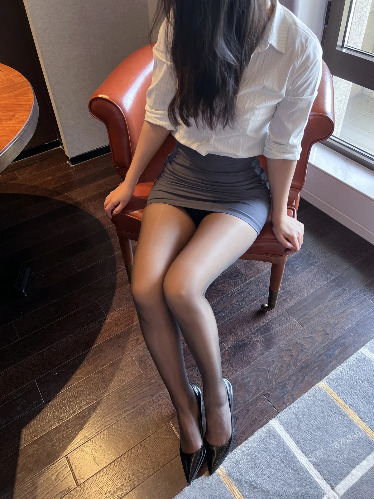 网络美女安乔乔儿小秘书来了主题性感白T配灰色短裙露闪亮黑丝秀美腿诱惑写真77P