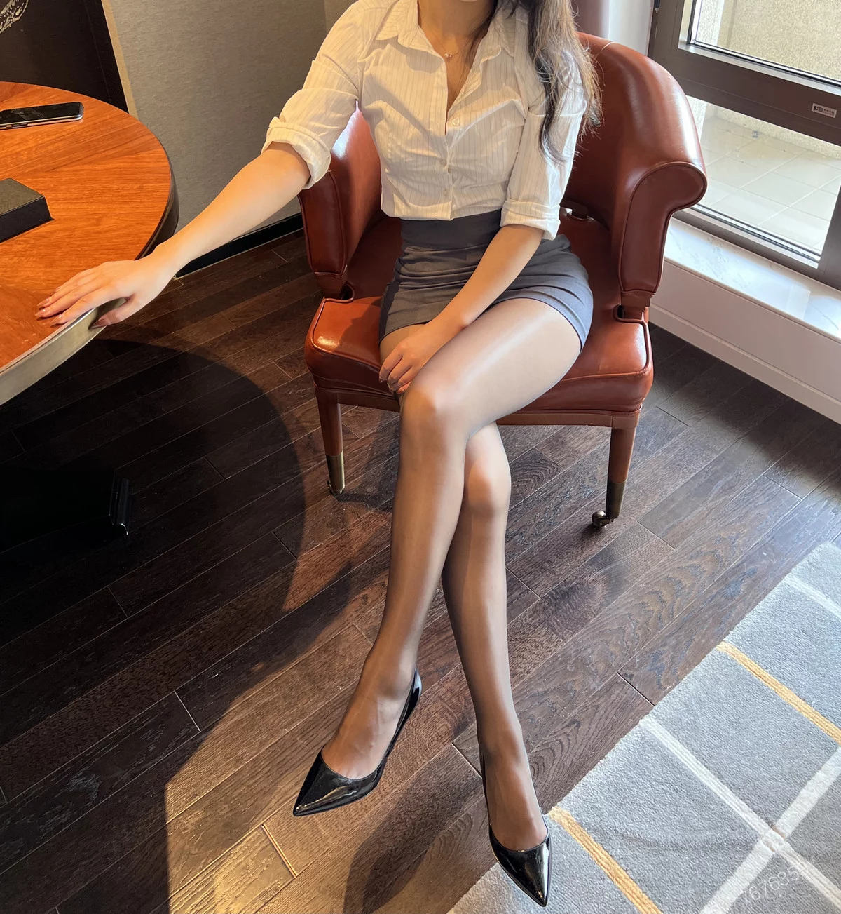 网络美女安乔乔儿小秘书来了主题性感白T配灰色短裙露闪亮黑丝秀美腿诱惑写真77P
