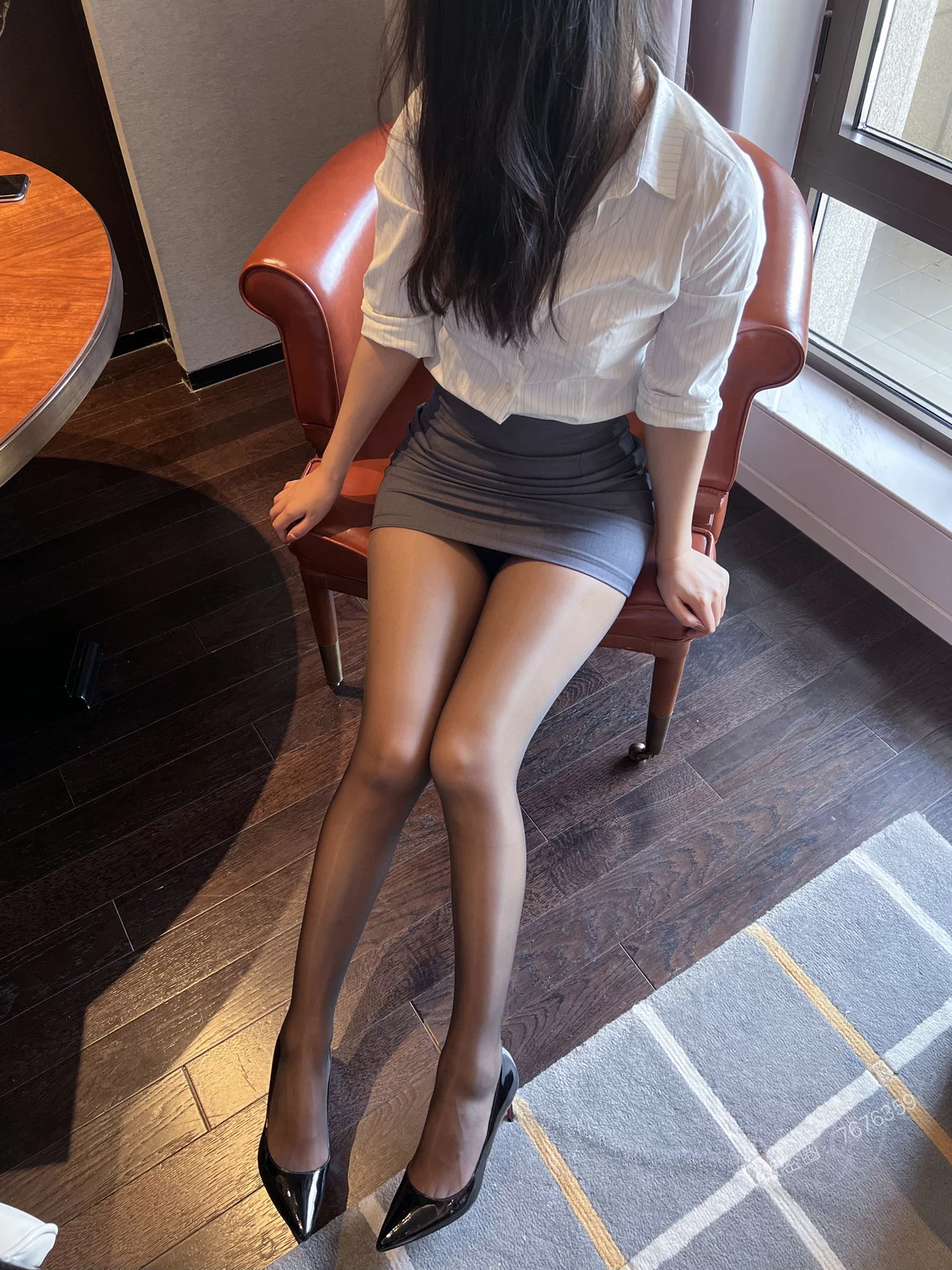 网络美女安乔乔儿小秘书来了主题性感白T配灰色短裙露闪亮黑丝秀美腿诱惑写真77P