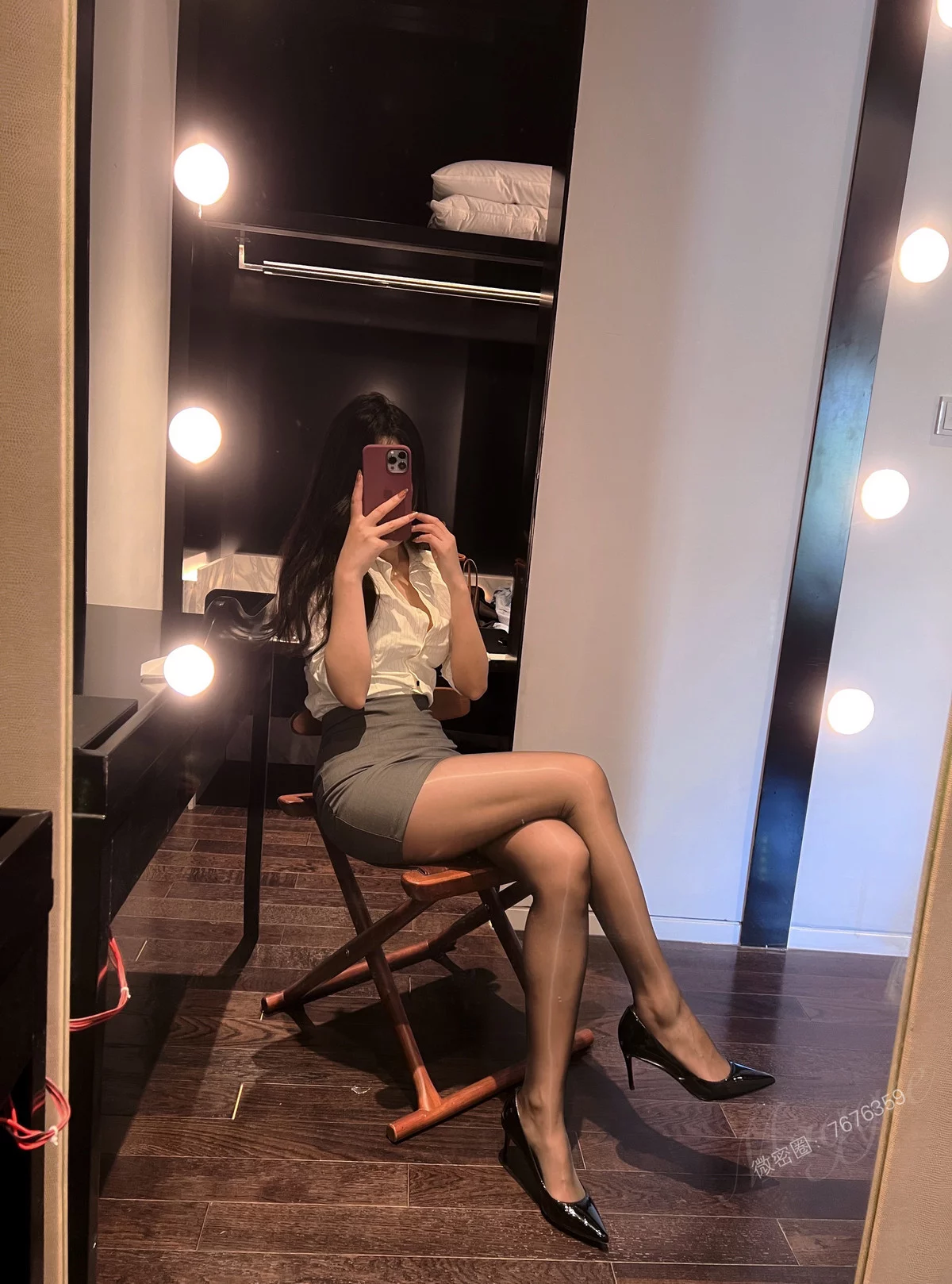 网络美女安乔乔儿小秘书来了主题性感白T配灰色短裙露闪亮黑丝秀美腿诱惑写真77P