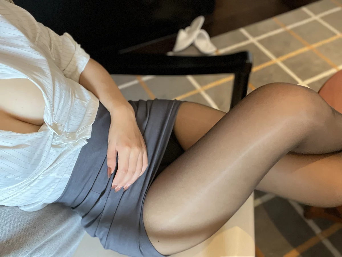 网络美女安乔乔儿小秘书来了主题性感白T配灰色短裙露闪亮黑丝秀美腿诱惑写真77P