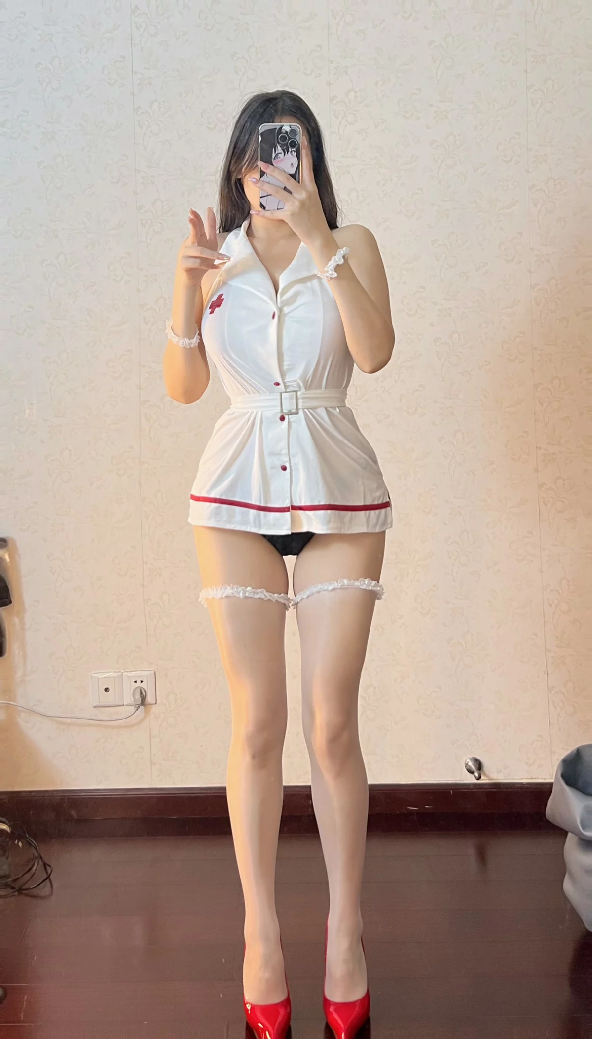 网红美女可可西yyy护士姐姐主题居家自拍性感情趣护士装配白丝袜秀美腿诱惑写真50P