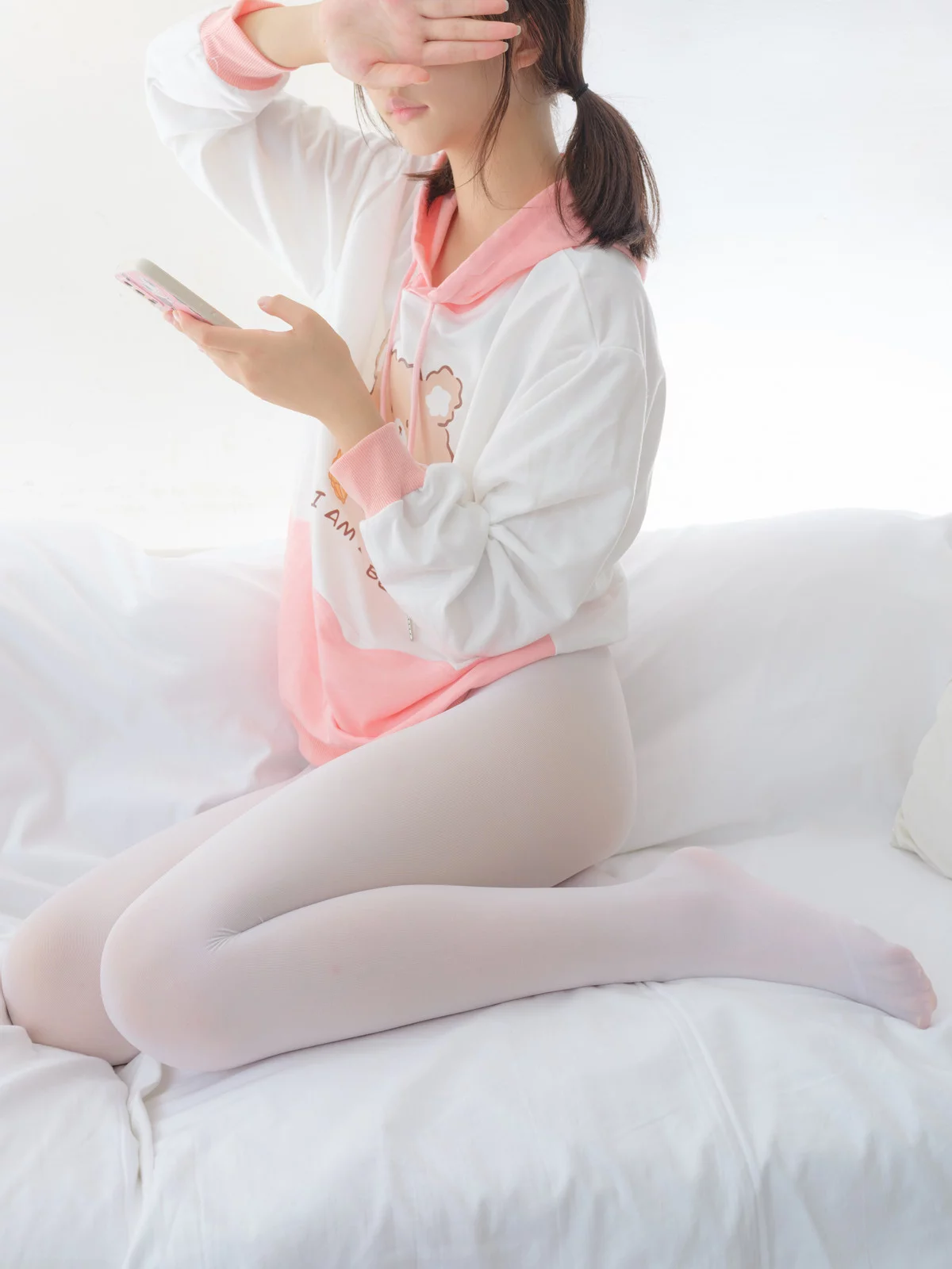 萝莉写真机构森萝财团雨云01主题性感白色卡通上衣配超薄无内白丝秀翘臀诱惑写真144P