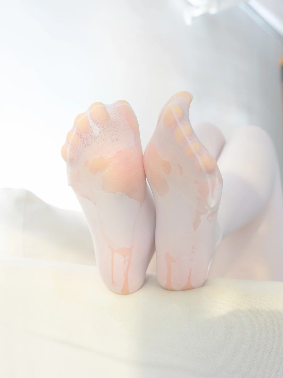 萝莉写真机构森萝财团雨云01主题性感白色卡通上衣配超薄无内白丝秀翘臀诱惑写真144P