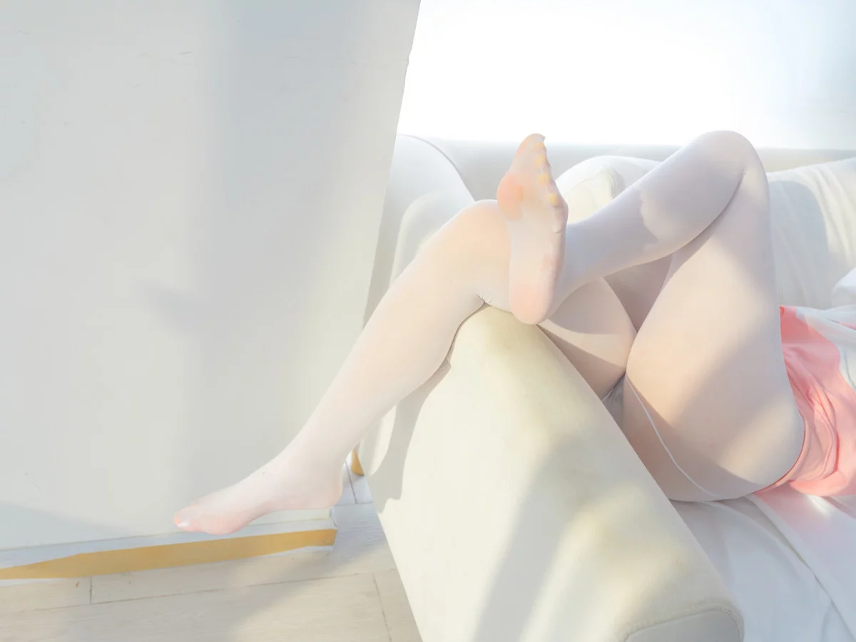 萝莉写真机构森萝财团雨云01主题性感白色卡通上衣配超薄无内白丝秀翘臀诱惑写真144P