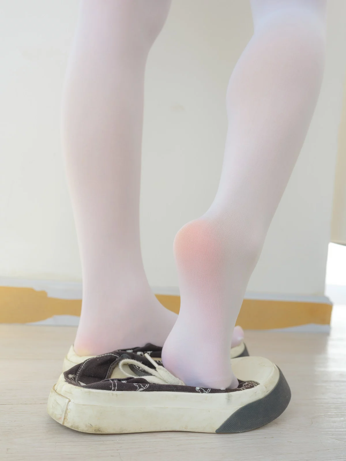 萝莉写真机构森萝财团雨云01主题性感白色卡通上衣配超薄无内白丝秀翘臀诱惑写真144P