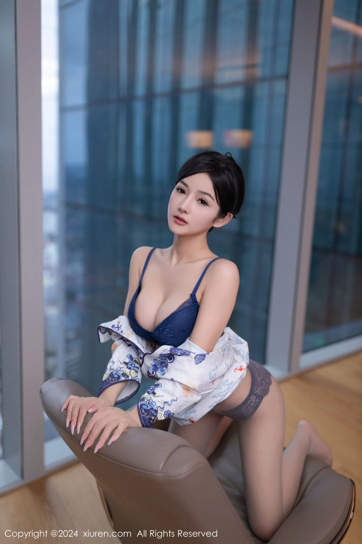XiuRen第7933期_模特谭小灵性感白色空姐制服露蓝色内衣秀丰腴有致身段诱惑写真83P