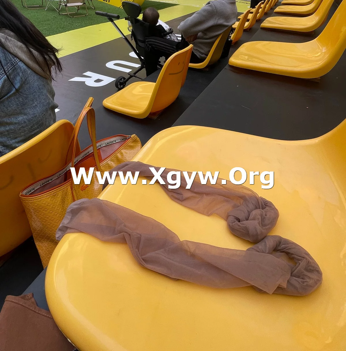 网红美女水蜜桃米米酒店情趣主题性感黑色情趣内衣配黑丝吊袜秀魔鬼身材诱惑写真28P