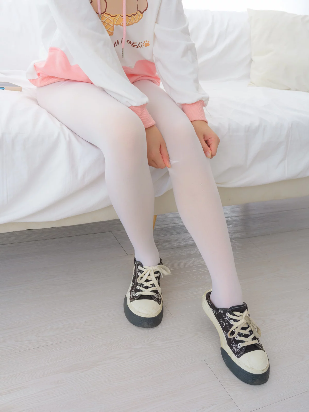 萝莉写真机构森萝财团雨云01主题性感白色卡通上衣配超薄无内白丝秀翘臀诱惑写真144P