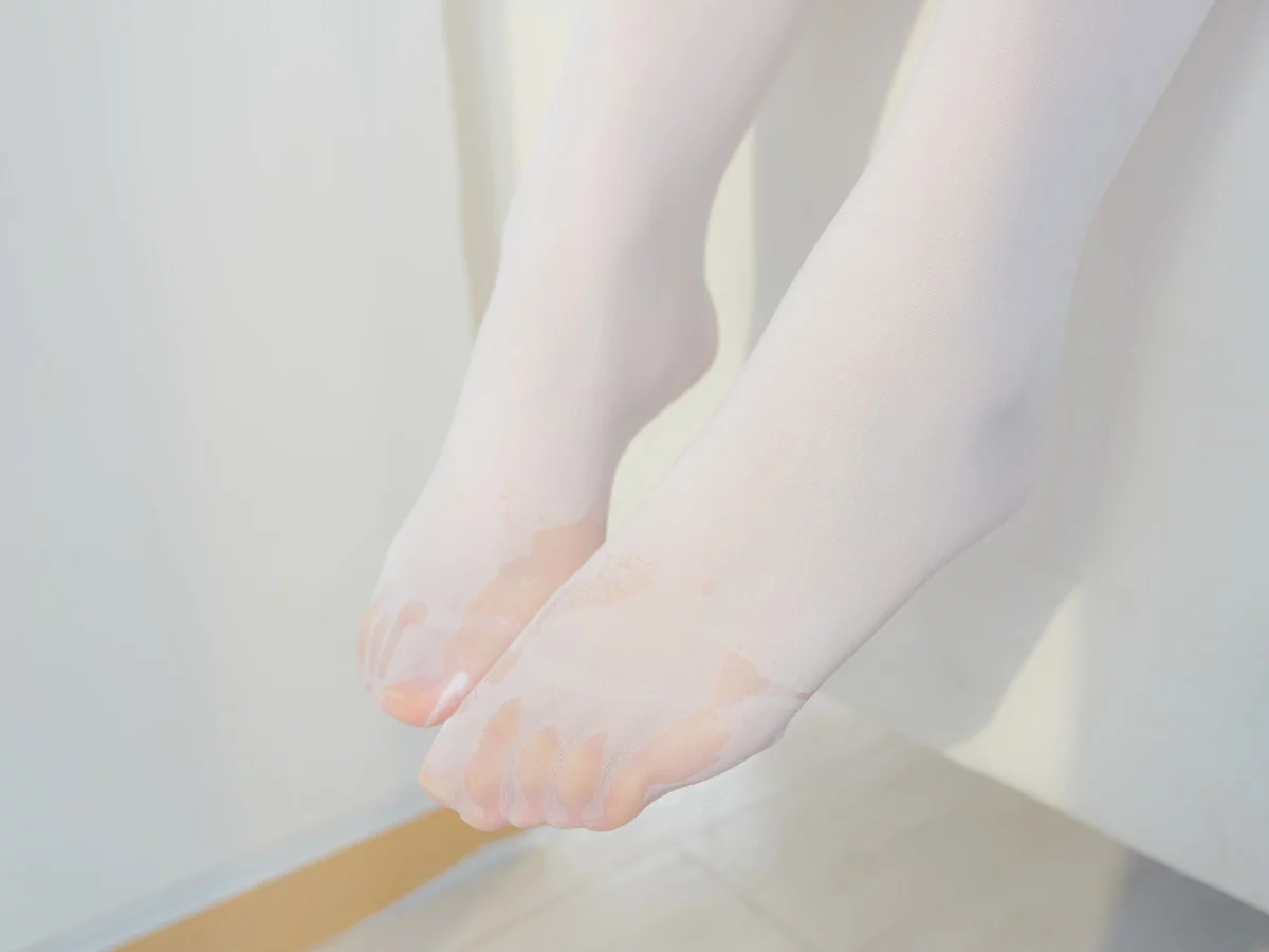 萝莉写真机构森萝财团雨云01主题性感白色卡通上衣配超薄无内白丝秀翘臀诱惑写真144P