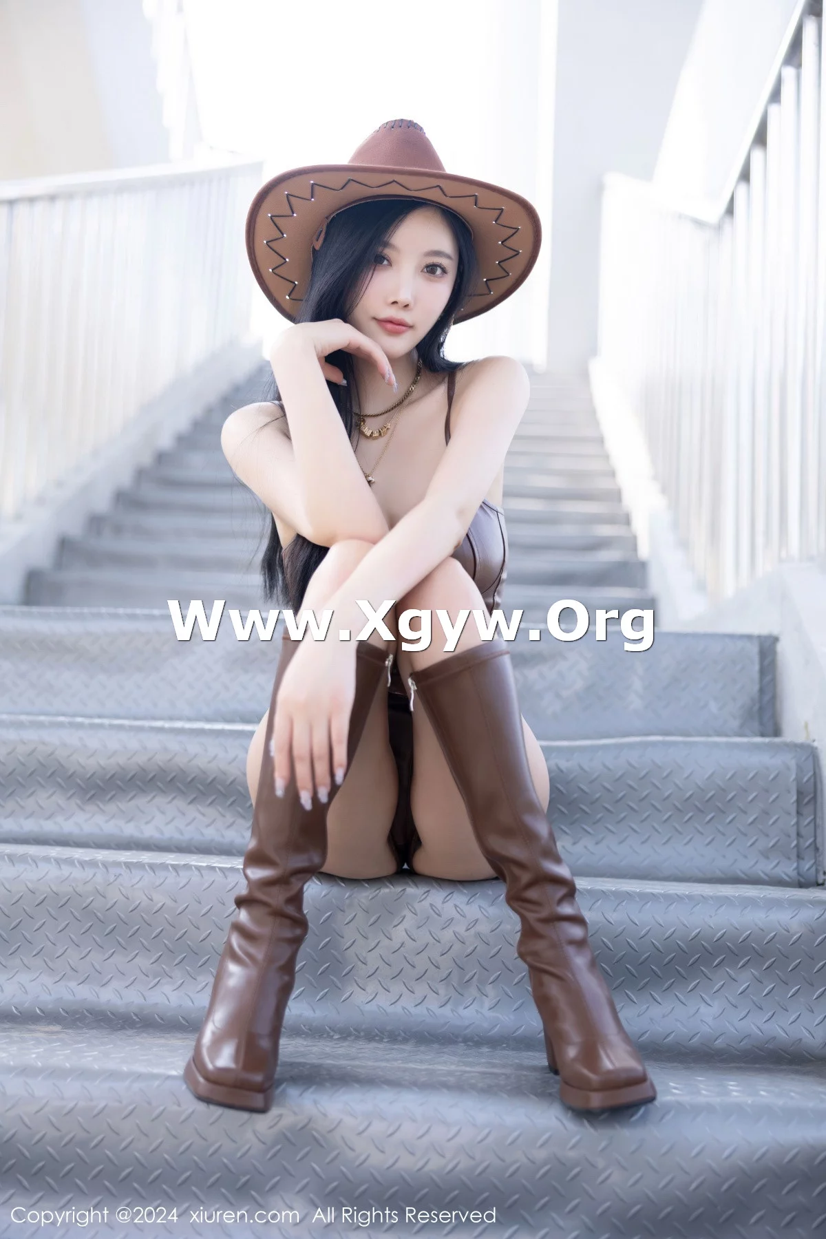 XiuRen第7934期_女神杨晨晨Yome牛仔女郎装扮+黑色情趣内衣秀丰腴身材诱惑写真85P