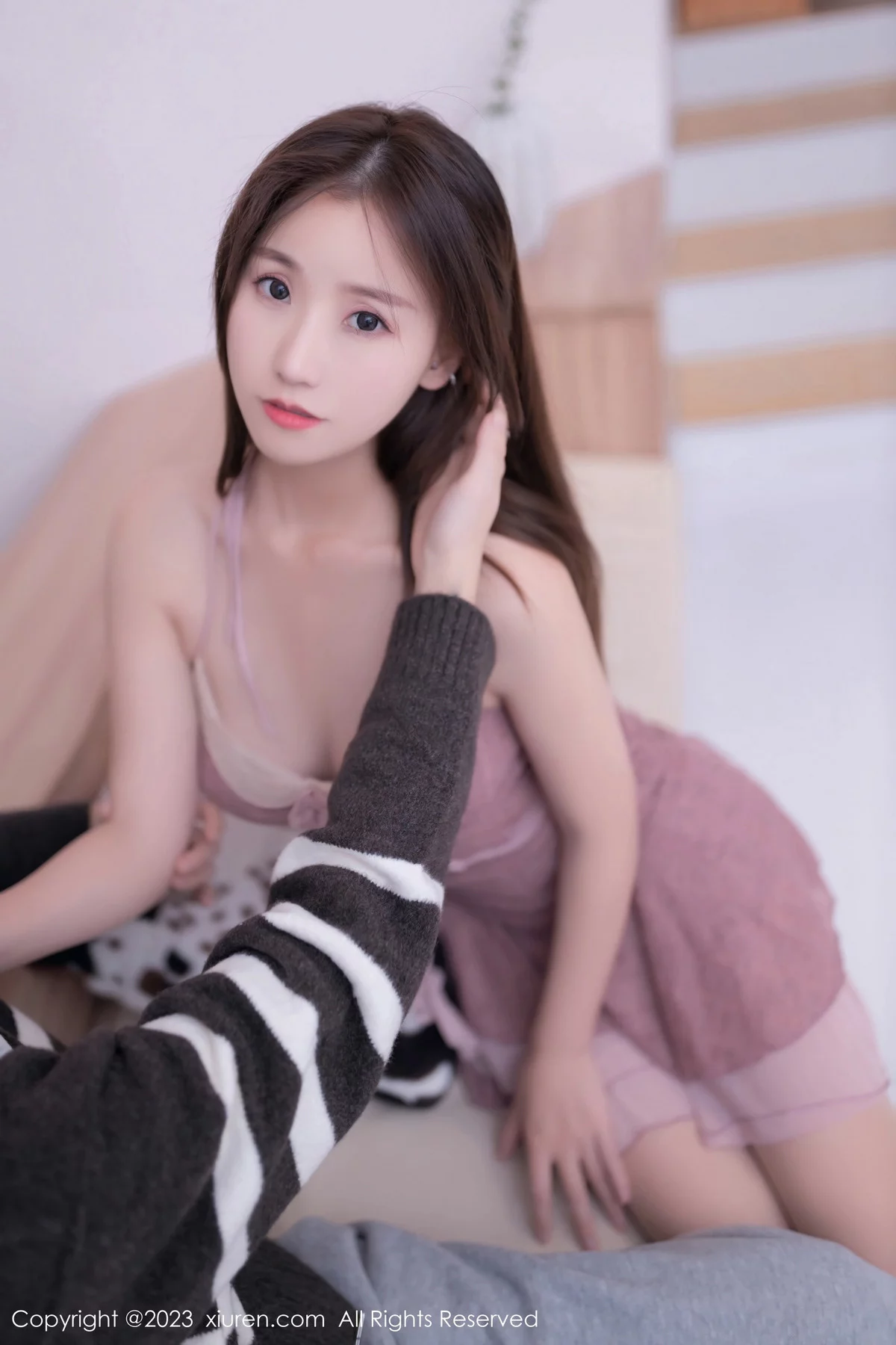 XiuRen第7838期_模特杏子Yada性感粉灰睡裙配原色丝袜秀曼妙身姿迷人诱惑写真78P