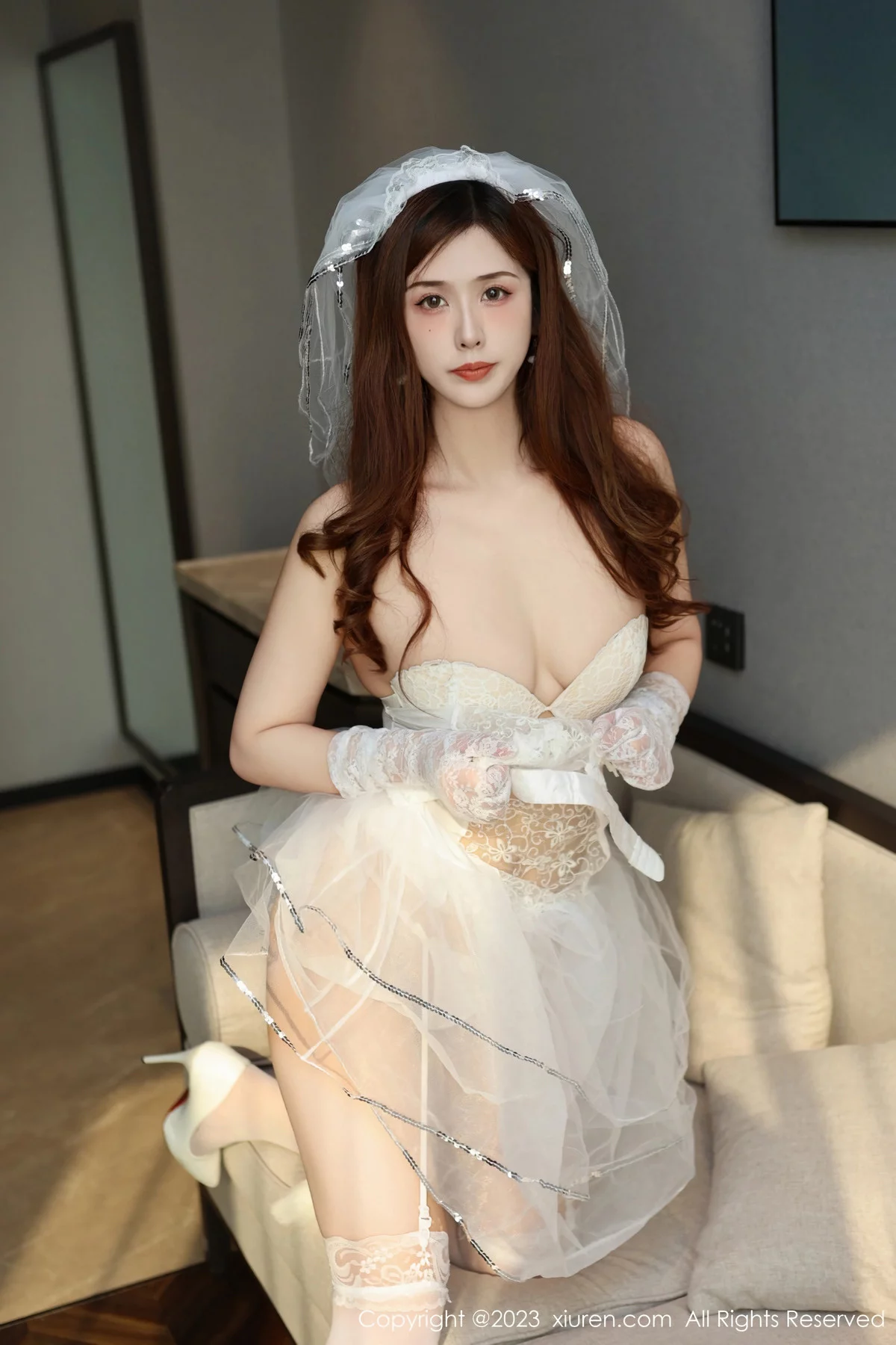 XiuRen第7834期_模特月野兔美妞性感白色婚纱服饰配白丝吊袜秀惹火身材诱惑写真75P