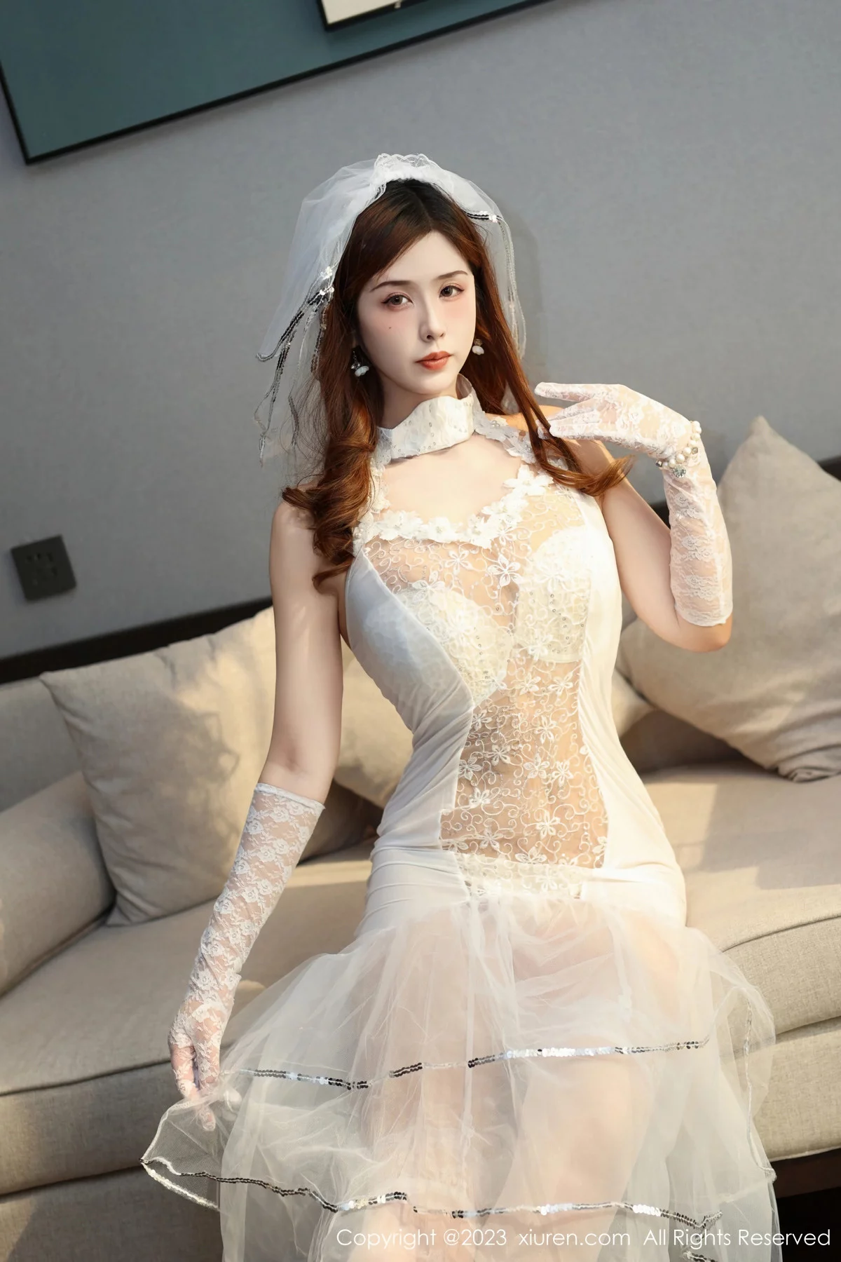 XiuRen第7834期_模特月野兔美妞性感白色婚纱服饰配白丝吊袜秀惹火身材诱惑写真75P